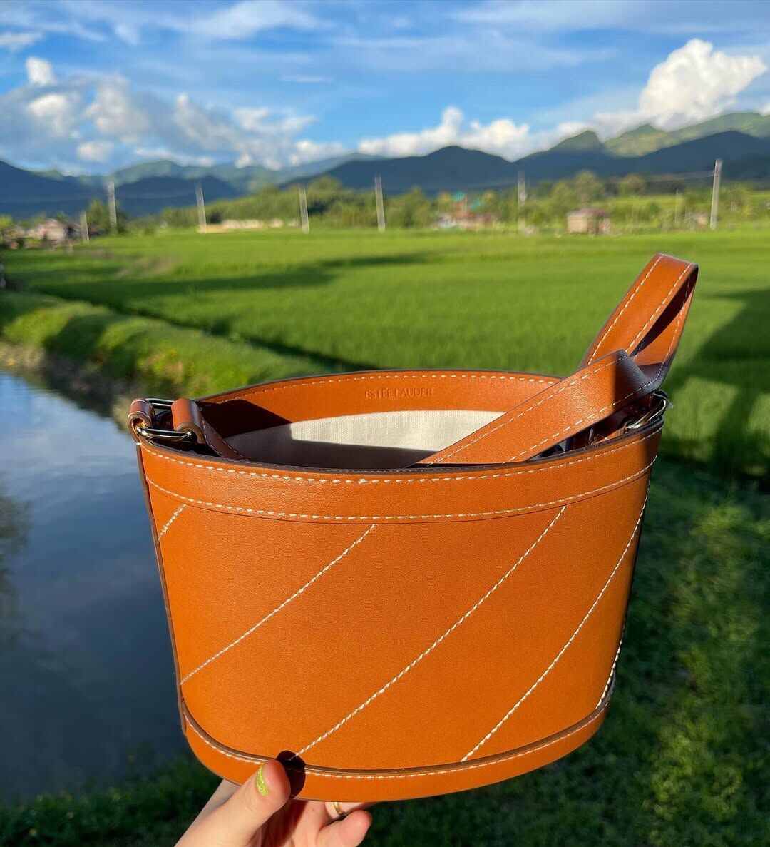 ESTEE LAUDER 羅馬經典斜紋棕束口水桶包