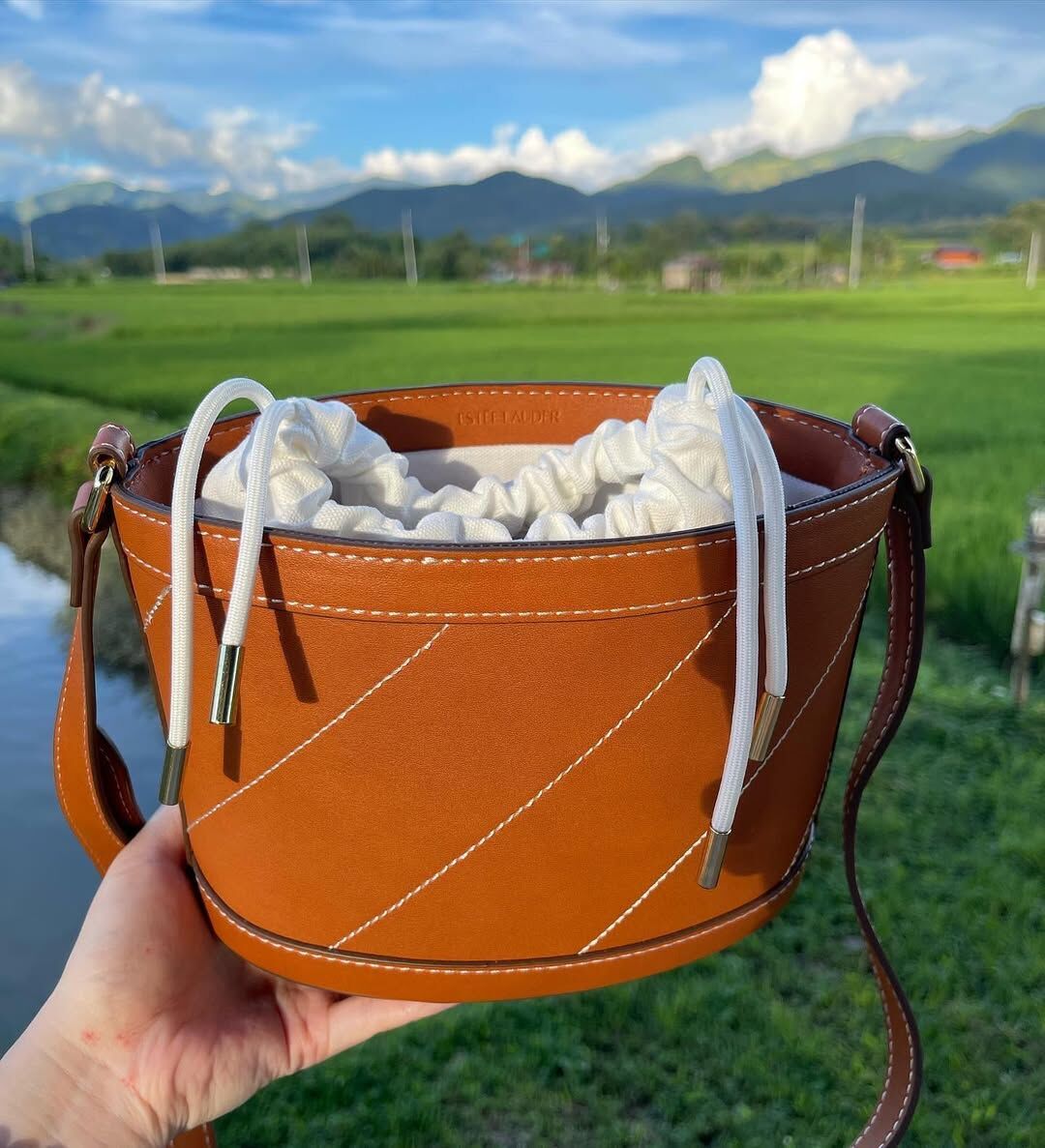 ESTEE LAUDER 羅馬經典斜紋棕束口水桶包