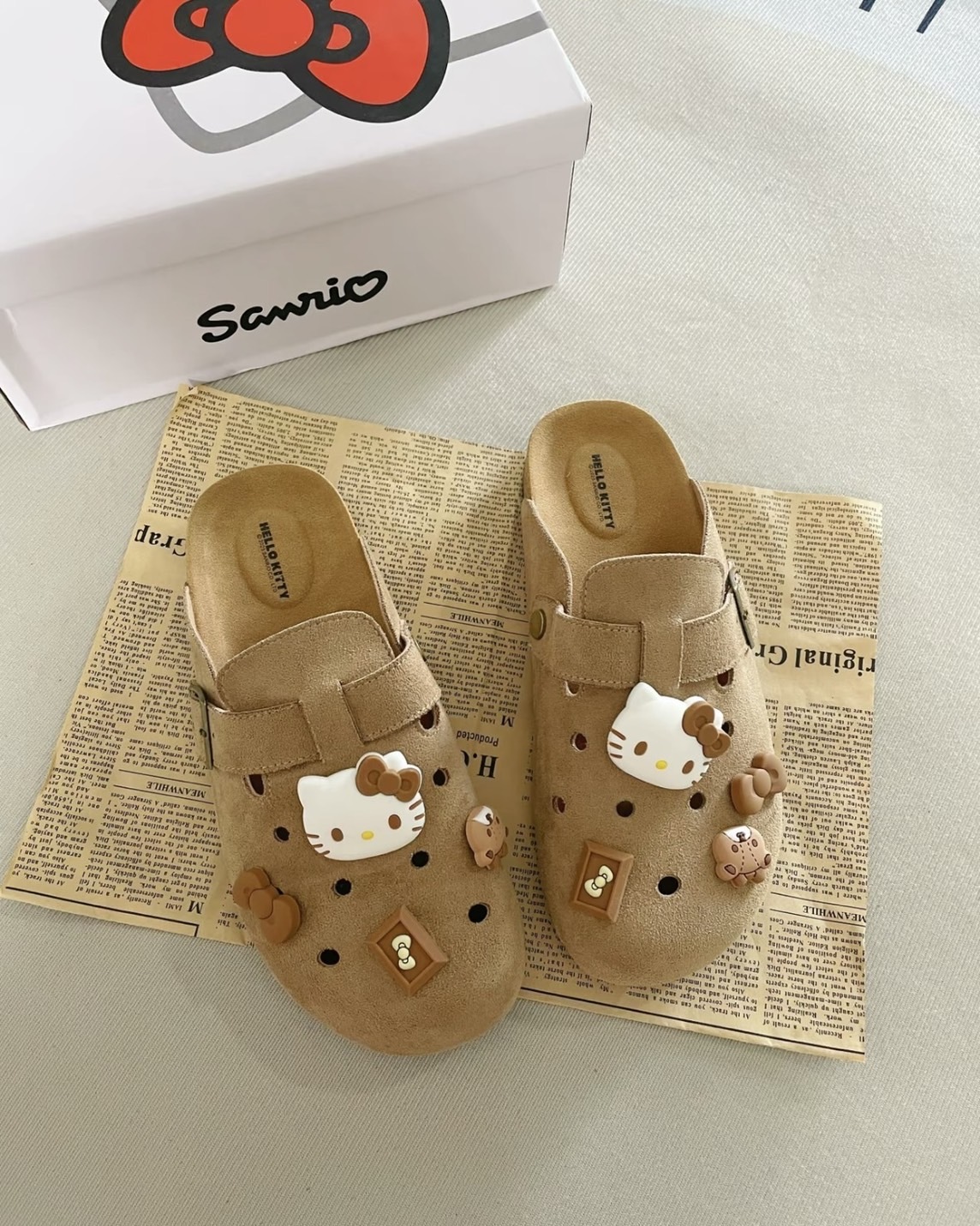 【現貨】Sanrio 三麗鷗 Hello Kitty 包頭 鞋扣 洞洞鞋 勃肯鞋 卡其