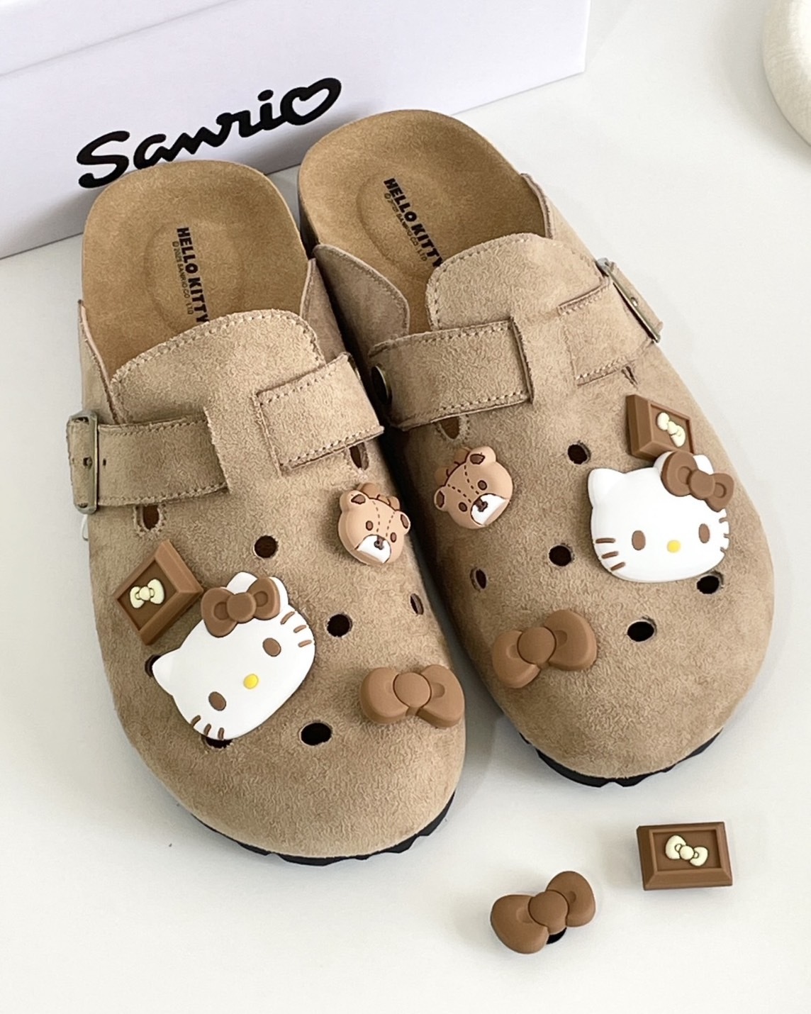 【現貨】Sanrio 三麗鷗 Hello Kitty 包頭 鞋扣 洞洞鞋 勃肯鞋 卡其