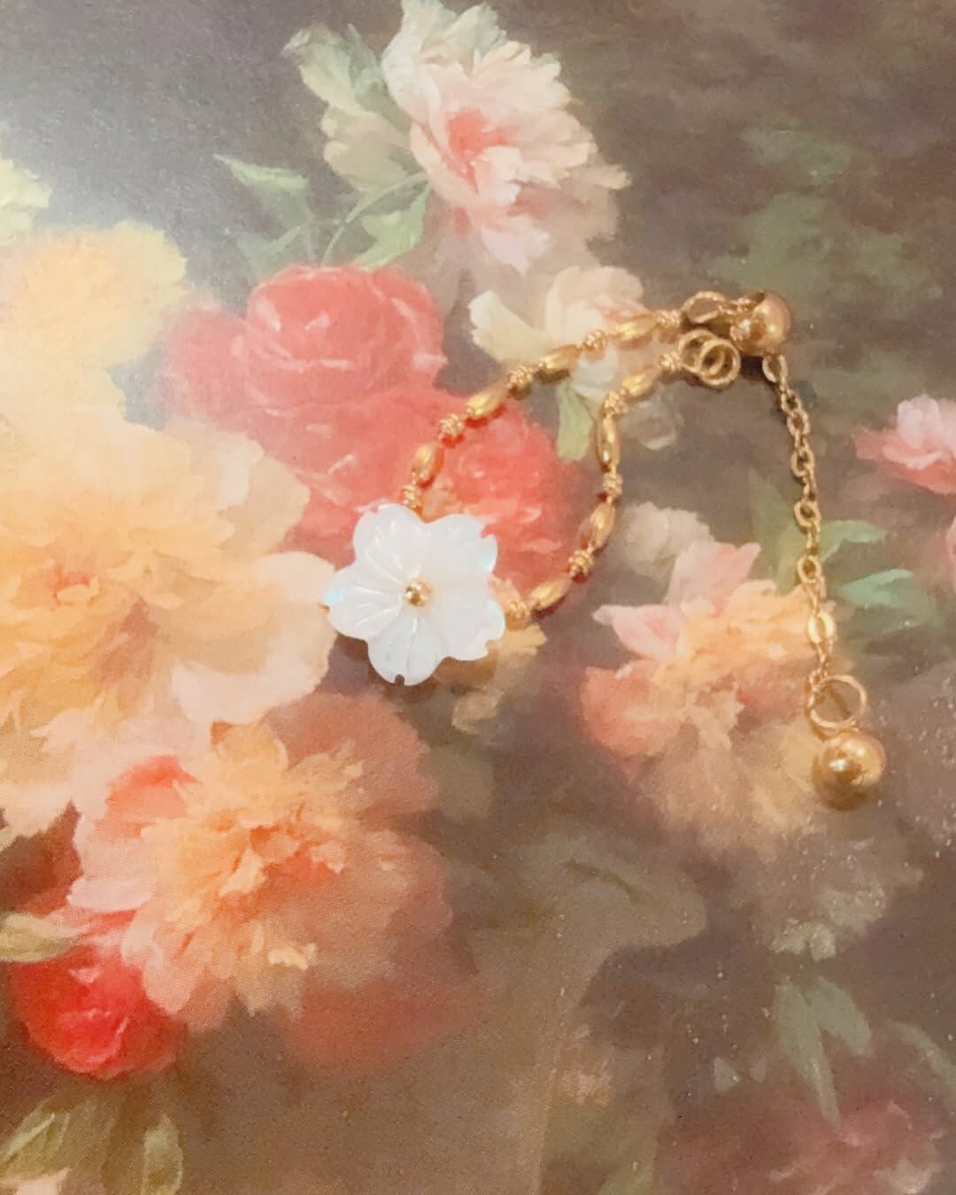 Lumi 來自法文 lumière,指光或光芒 取名為𝑳𝒖𝒎𝒊 𝑩𝒍𝒐𝒐𝒎:「你在光裡綻放✨」 在夏天最明亮的一刻,為自己戴上一朵會綻放的光🫧 柔和的白花,是溫柔的力量,是靜靜盛開的勇氣🐰 無需張揚,也能在自己的宇宙裡閃閃發光🪐 在需要一點療癒的日子 提醒自己:「我已經夠好了,而且還會越來越好🙌🏻」 ౨ৎ 𝙞𝙣𝙛𝙤. ౨ৎ - - - - - ■ R28 Lumi Bloom ring - 316L ⟡ 材質:𝟥𝟣𝟨𝖫醫療鋼 ⟡ 顏色:金色 ⟡ 商品尺寸:戒圍為可調整式鏈戒,最小內直徑為𝟣.𝟨 ㎝ ㅣ手工測量ㅣ誤差± 𝟢.𝟤 ㎝