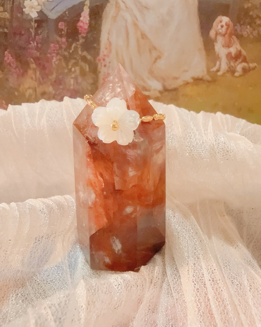 Lumi 來自法文 lumière,指光或光芒 取名為𝑳𝒖𝒎𝒊 𝑩𝒍𝒐𝒐𝒎:「你在光裡綻放✨」 在夏天最明亮的一刻,為自己戴上一朵會綻放的光🫧 柔和的白花,是溫柔的力量,是靜靜盛開的勇氣🐰 無需張揚,也能在自己的宇宙裡閃閃發光🪐 在需要一點療癒的日子 提醒自己:「我已經夠好了,而且還會越來越好🙌🏻」 ౨ৎ 𝙞𝙣𝙛𝙤. ౨ৎ - - - - - ■ R28 Lumi Bloom ring - 316L ⟡ 材質:𝟥𝟣𝟨𝖫醫療鋼 ⟡ 顏色:金色 ⟡ 商品尺寸:戒圍為可調整式鏈戒,最小內直徑為𝟣.𝟨 ㎝ ㅣ手工測量ㅣ誤差± 𝟢.𝟤 ㎝