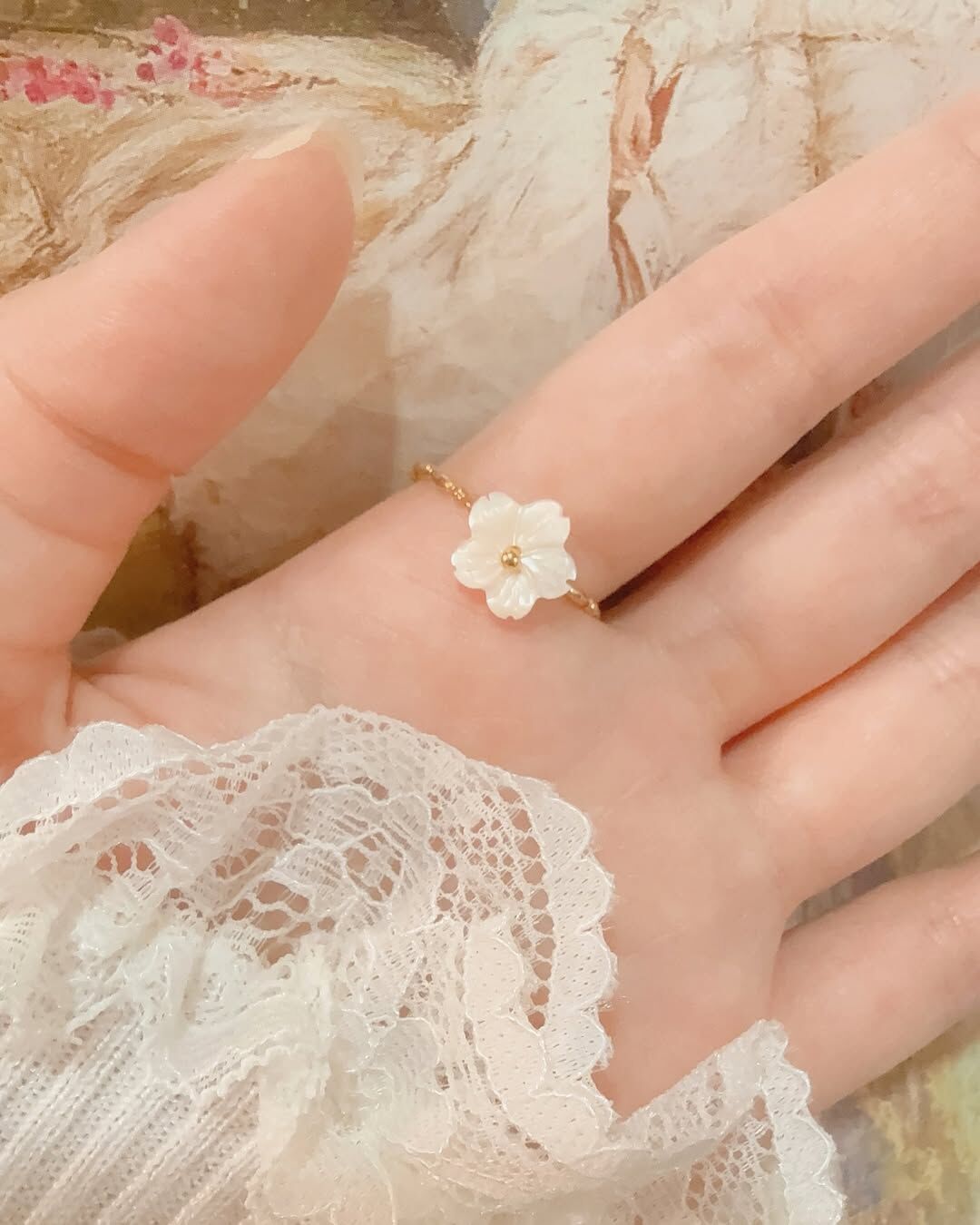 Lumi 來自法文 lumière,指光或光芒 取名為𝑳𝒖𝒎𝒊 𝑩𝒍𝒐𝒐𝒎:「你在光裡綻放✨」 在夏天最明亮的一刻,為自己戴上一朵會綻放的光🫧 柔和的白花,是溫柔的力量,是靜靜盛開的勇氣🐰 無需張揚,也能在自己的宇宙裡閃閃發光🪐 在需要一點療癒的日子 提醒自己:「我已經夠好了,而且還會越來越好🙌🏻」 ౨ৎ 𝙞𝙣𝙛𝙤. ౨ৎ - - - - - ■ R28 Lumi Bloom ring - 316L ⟡ 材質:𝟥𝟣𝟨𝖫醫療鋼 ⟡ 顏色:金色 ⟡ 商品尺寸:戒圍為可調整式鏈戒,最小內直徑為𝟣.𝟨 ㎝ ㅣ手工測量ㅣ誤差± 𝟢.𝟤 ㎝