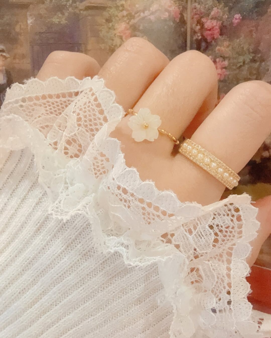 Lumi 來自法文 lumière,指光或光芒 取名為𝑳𝒖𝒎𝒊 𝑩𝒍𝒐𝒐𝒎:「你在光裡綻放✨」 在夏天最明亮的一刻,為自己戴上一朵會綻放的光🫧 柔和的白花,是溫柔的力量,是靜靜盛開的勇氣🐰 無需張揚,也能在自己的宇宙裡閃閃發光🪐 在需要一點療癒的日子 提醒自己:「我已經夠好了,而且還會越來越好🙌🏻」 ౨ৎ 𝙞𝙣𝙛𝙤. ౨ৎ - - - - - ■ R28 Lumi Bloom ring - 316L ⟡ 材質:𝟥𝟣𝟨𝖫醫療鋼 ⟡ 顏色:金色 ⟡ 商品尺寸:戒圍為可調整式鏈戒,最小內直徑為𝟣.𝟨 ㎝ ㅣ手工測量ㅣ誤差± 𝟢.𝟤 ㎝