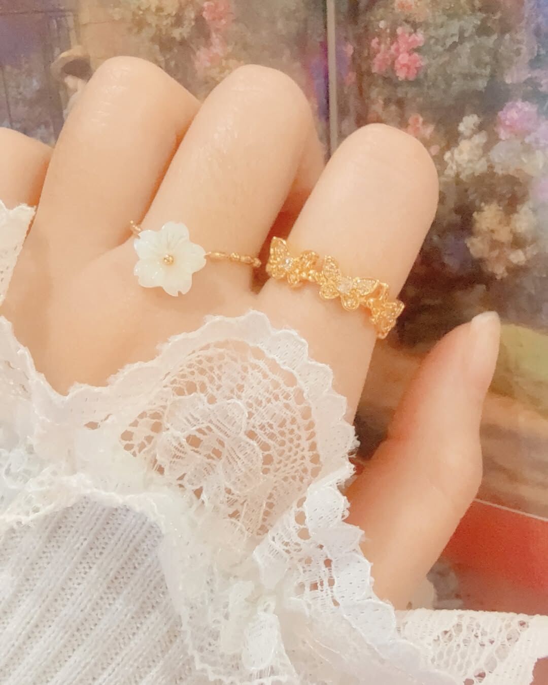 Lumi 來自法文 lumière,指光或光芒 取名為𝑳𝒖𝒎𝒊 𝑩𝒍𝒐𝒐𝒎:「你在光裡綻放✨」 在夏天最明亮的一刻,為自己戴上一朵會綻放的光🫧 柔和的白花,是溫柔的力量,是靜靜盛開的勇氣🐰 無需張揚,也能在自己的宇宙裡閃閃發光🪐 在需要一點療癒的日子 提醒自己:「我已經夠好了,而且還會越來越好🙌🏻」 ౨ৎ 𝙞𝙣𝙛𝙤. ౨ৎ - - - - - ■ R28 Lumi Bloom ring - 316L ⟡ 材質:𝟥𝟣𝟨𝖫醫療鋼 ⟡ 顏色:金色 ⟡ 商品尺寸:戒圍為可調整式鏈戒,最小內直徑為𝟣.𝟨 ㎝ ㅣ手工測量ㅣ誤差± 𝟢.𝟤 ㎝