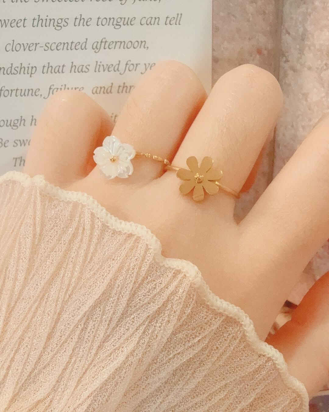 Lumi 來自法文 lumière,指光或光芒 取名為𝑳𝒖𝒎𝒊 𝑩𝒍𝒐𝒐𝒎:「你在光裡綻放✨」 在夏天最明亮的一刻,為自己戴上一朵會綻放的光🫧 柔和的白花,是溫柔的力量,是靜靜盛開的勇氣🐰 無需張揚,也能在自己的宇宙裡閃閃發光🪐 在需要一點療癒的日子 提醒自己:「我已經夠好了,而且還會越來越好🙌🏻」 ౨ৎ 𝙞𝙣𝙛𝙤. ౨ৎ - - - - - ■ R28 Lumi Bloom ring - 316L ⟡ 材質:𝟥𝟣𝟨𝖫醫療鋼 ⟡ 顏色:金色 ⟡ 商品尺寸:戒圍為可調整式鏈戒,最小內直徑為𝟣.𝟨 ㎝ ㅣ手工測量ㅣ誤差± 𝟢.𝟤 ㎝