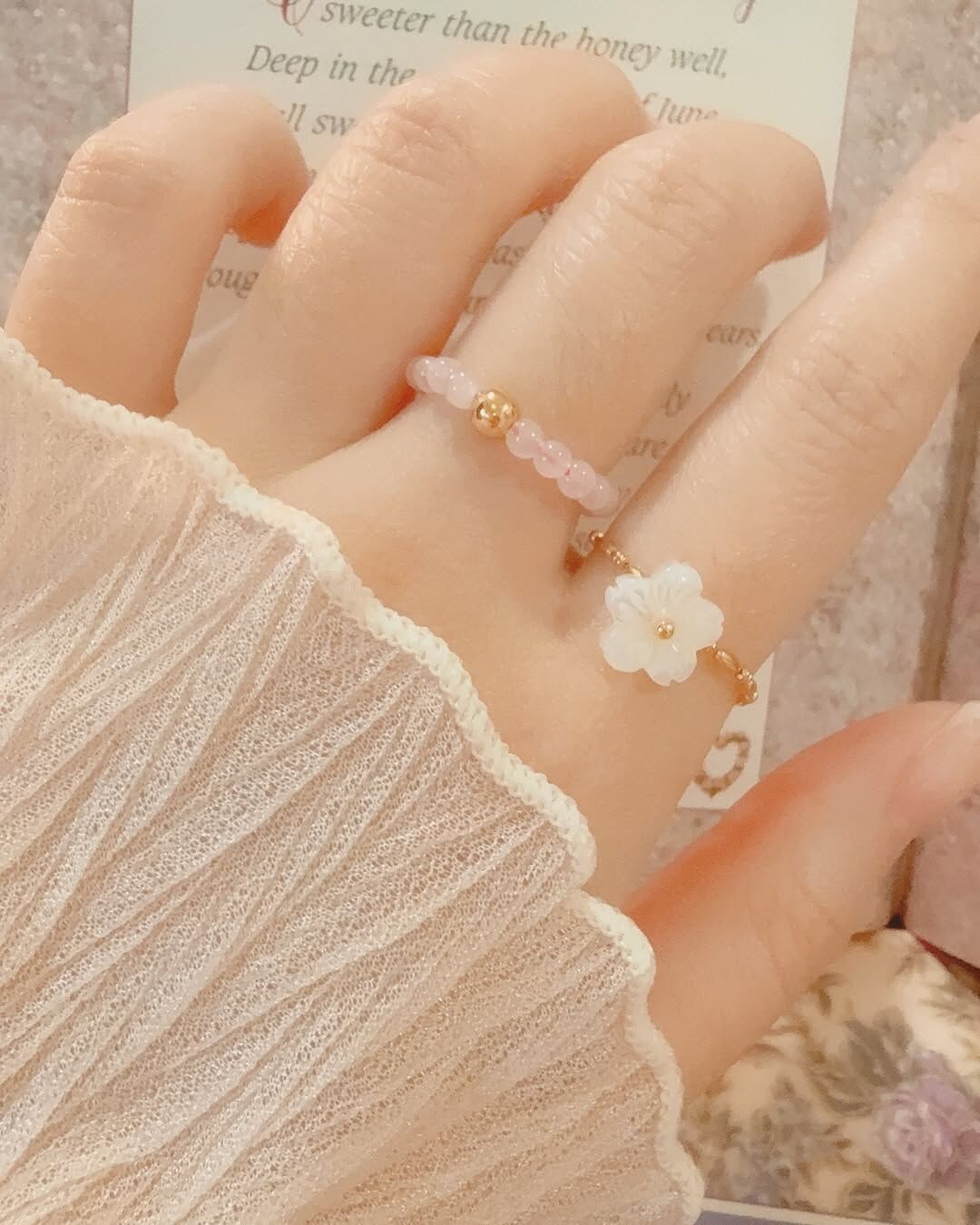 Lumi 來自法文 lumière,指光或光芒 取名為𝑳𝒖𝒎𝒊 𝑩𝒍𝒐𝒐𝒎:「你在光裡綻放✨」 在夏天最明亮的一刻,為自己戴上一朵會綻放的光🫧 柔和的白花,是溫柔的力量,是靜靜盛開的勇氣🐰 無需張揚,也能在自己的宇宙裡閃閃發光🪐 在需要一點療癒的日子 提醒自己:「我已經夠好了,而且還會越來越好🙌🏻」 ౨ৎ 𝙞𝙣𝙛𝙤. ౨ৎ - - - - - ■ R28 Lumi Bloom ring - 316L ⟡ 材質:𝟥𝟣𝟨𝖫醫療鋼 ⟡ 顏色:金色 ⟡ 商品尺寸:戒圍為可調整式鏈戒,最小內直徑為𝟣.𝟨 ㎝ ㅣ手工測量ㅣ誤差± 𝟢.𝟤 ㎝