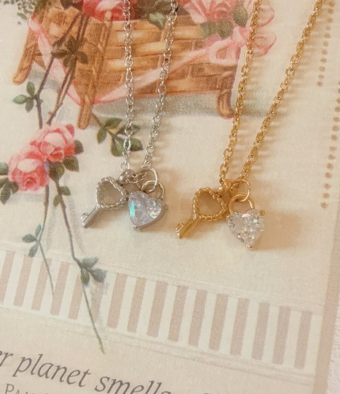 🤍愛心鑽的閃爍 是天上的星星 也是黃昏時灑落最美的光✨  🗝️鑰匙能解開我的心鎖 只在你面前可可愛愛  戴上它，像是法式浪漫電影的主角🩰 把心輕輕鎖進夢裡的巴黎春天🥨  在帶這條項鍊出門時 被兩個可愛的女孩問 「哇～你這條項鍊好美，在哪裡買的？」(⁎⁍̴̛ᴗ⁍̴̛⁎)♡.︎︎⟡*  這真是一個浪漫的肯定💕  - - - - - ■ N43 Key to my heart - 316L  ౨ৎ 𝙞𝙣𝙛𝙤. ౨ৎ ⟡ 材質：𝟥𝟣𝟨𝖫醫療鋼 ⟡ 顏色：金色、銀色 ⟡ 商品尺寸：項鍊鍊長 𝟦𝟢 ㎝ + 延長鏈 𝟧 ㎝ ㅣ手工測量ㅣ誤差± 𝟤 ㎝