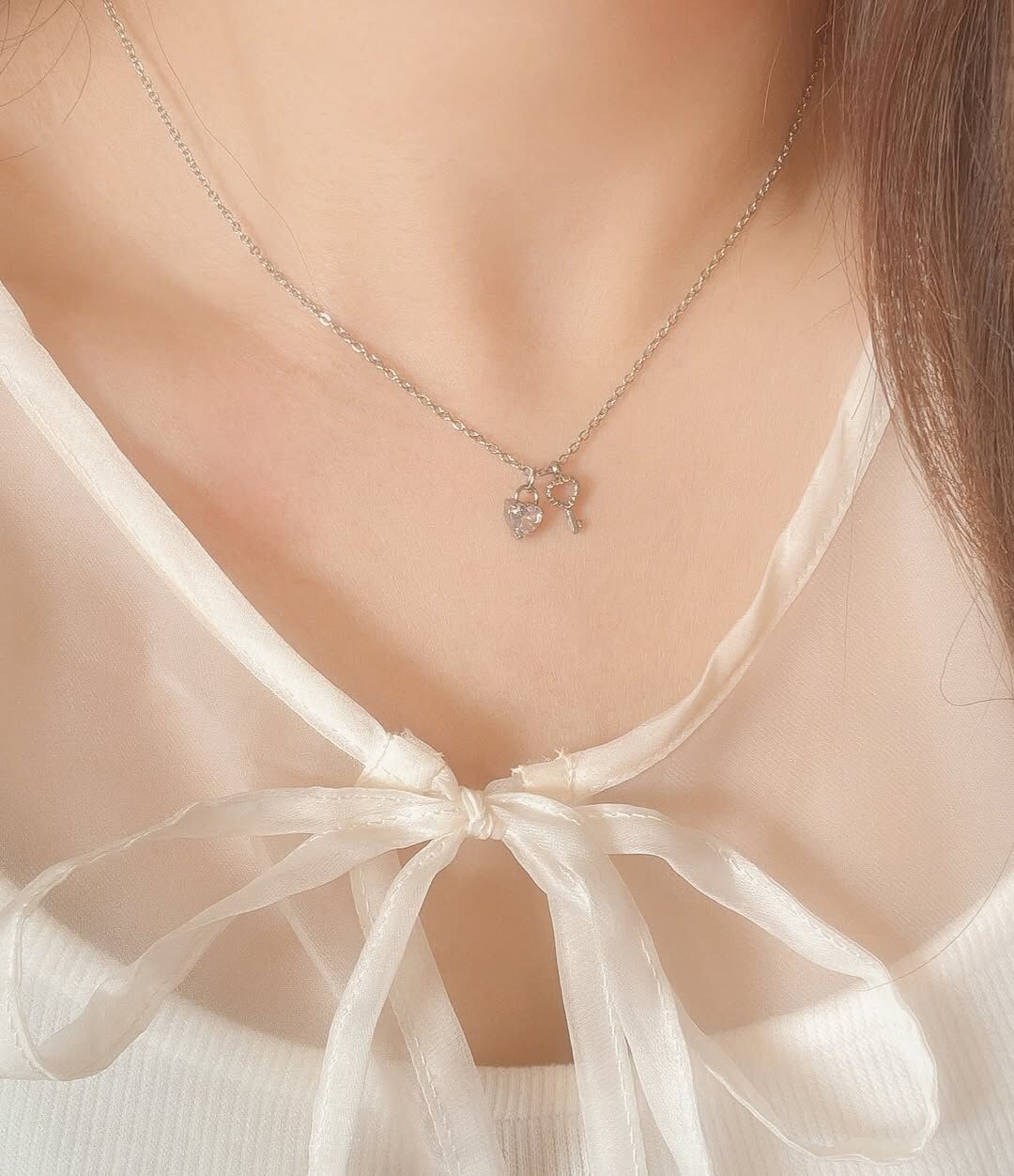 🤍愛心鑽的閃爍 是天上的星星 也是黃昏時灑落最美的光✨  🗝️鑰匙能解開我的心鎖 只在你面前可可愛愛  戴上它，像是法式浪漫電影的主角🩰 把心輕輕鎖進夢裡的巴黎春天🥨  在帶這條項鍊出門時 被兩個可愛的女孩問 「哇～你這條項鍊好美，在哪裡買的？」(⁎⁍̴̛ᴗ⁍̴̛⁎)♡.︎︎⟡*  這真是一個浪漫的肯定💕  - - - - - ■ N43 Key to my heart - 316L  ౨ৎ 𝙞𝙣𝙛𝙤. ౨ৎ ⟡ 材質：𝟥𝟣𝟨𝖫醫療鋼 ⟡ 顏色：金色、銀色 ⟡ 商品尺寸：項鍊鍊長 𝟦𝟢 ㎝ + 延長鏈 𝟧 ㎝ ㅣ手工測量ㅣ誤差± 𝟤 ㎝