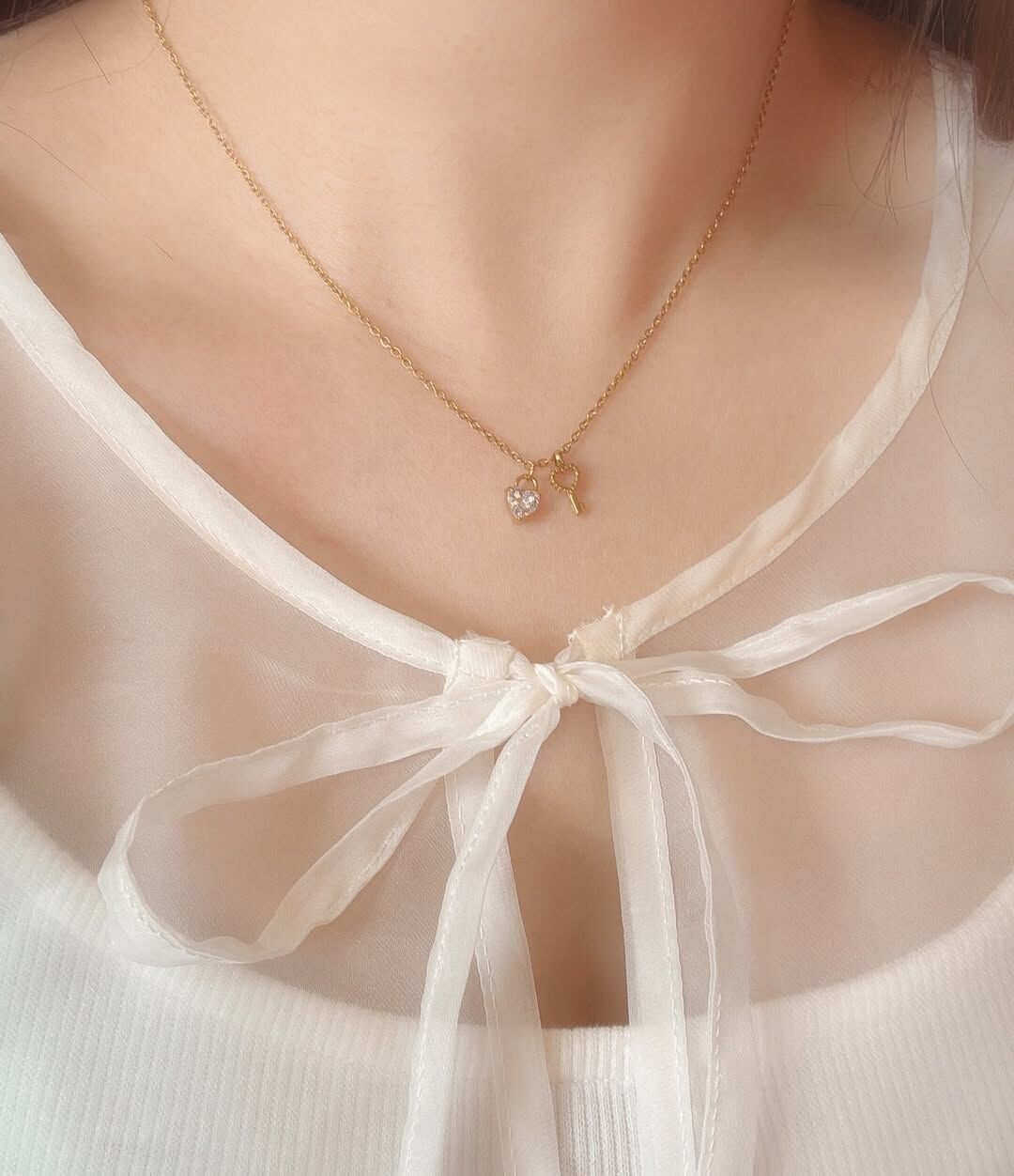 🤍愛心鑽的閃爍 是天上的星星 也是黃昏時灑落最美的光✨  🗝️鑰匙能解開我的心鎖 只在你面前可可愛愛  戴上它，像是法式浪漫電影的主角🩰 把心輕輕鎖進夢裡的巴黎春天🥨  在帶這條項鍊出門時 被兩個可愛的女孩問 「哇～你這條項鍊好美，在哪裡買的？」(⁎⁍̴̛ᴗ⁍̴̛⁎)♡.︎︎⟡*  這真是一個浪漫的肯定💕  - - - - - ■ N43 Key to my heart - 316L  ౨ৎ 𝙞𝙣𝙛𝙤. ౨ৎ ⟡ 材質：𝟥𝟣𝟨𝖫醫療鋼 ⟡ 顏色：金色、銀色 ⟡ 商品尺寸：項鍊鍊長 𝟦𝟢 ㎝ + 延長鏈 𝟧 ㎝ ㅣ手工測量ㅣ誤差± 𝟤 ㎝