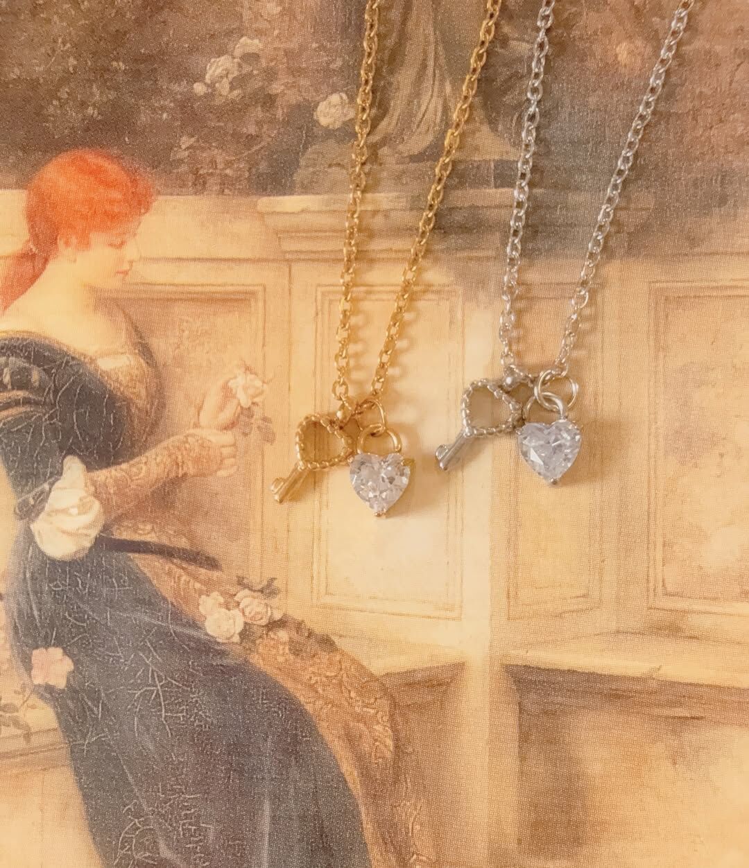 🤍愛心鑽的閃爍 是天上的星星 也是黃昏時灑落最美的光✨  🗝️鑰匙能解開我的心鎖 只在你面前可可愛愛  戴上它，像是法式浪漫電影的主角🩰 把心輕輕鎖進夢裡的巴黎春天🥨  在帶這條項鍊出門時 被兩個可愛的女孩問 「哇～你這條項鍊好美，在哪裡買的？」(⁎⁍̴̛ᴗ⁍̴̛⁎)♡.︎︎⟡*  這真是一個浪漫的肯定💕  - - - - - ■ N43 Key to my heart - 316L  ౨ৎ 𝙞𝙣𝙛𝙤. ౨ৎ ⟡ 材質：𝟥𝟣𝟨𝖫醫療鋼 ⟡ 顏色：金色、銀色 ⟡ 商品尺寸：項鍊鍊長 𝟦𝟢 ㎝ + 延長鏈 𝟧 ㎝ ㅣ手工測量ㅣ誤差± 𝟤 ㎝