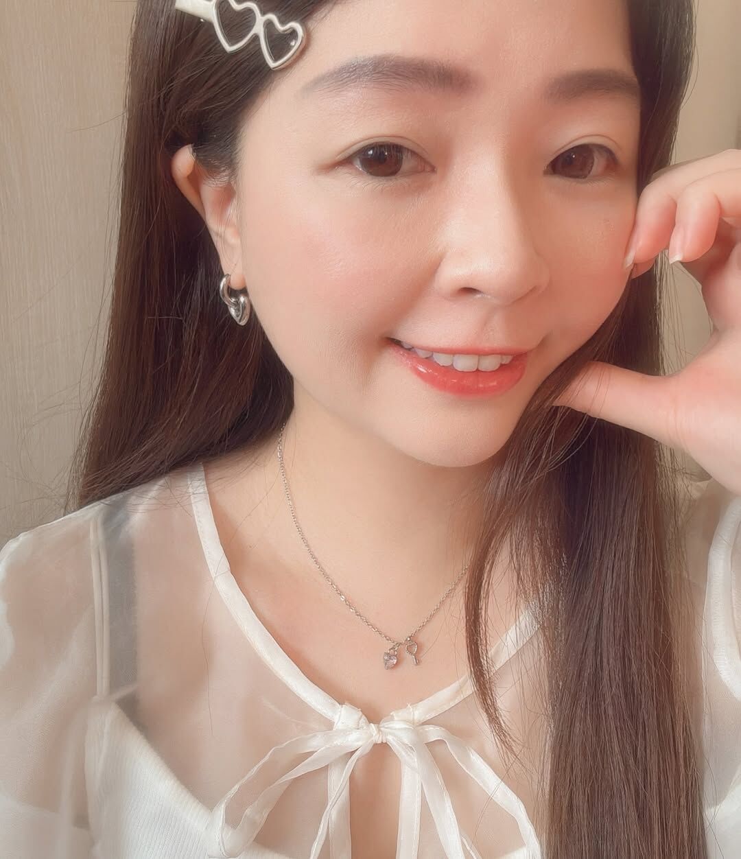 🤍愛心鑽的閃爍 是天上的星星 也是黃昏時灑落最美的光✨  🗝️鑰匙能解開我的心鎖 只在你面前可可愛愛  戴上它，像是法式浪漫電影的主角🩰 把心輕輕鎖進夢裡的巴黎春天🥨  在帶這條項鍊出門時 被兩個可愛的女孩問 「哇～你這條項鍊好美，在哪裡買的？」(⁎⁍̴̛ᴗ⁍̴̛⁎)♡.︎︎⟡*  這真是一個浪漫的肯定💕  - - - - - ■ N43 Key to my heart - 316L  ౨ৎ 𝙞𝙣𝙛𝙤. ౨ৎ ⟡ 材質：𝟥𝟣𝟨𝖫醫療鋼 ⟡ 顏色：金色、銀色 ⟡ 商品尺寸：項鍊鍊長 𝟦𝟢 ㎝ + 延長鏈 𝟧 ㎝ ㅣ手工測量ㅣ誤差± 𝟤 ㎝