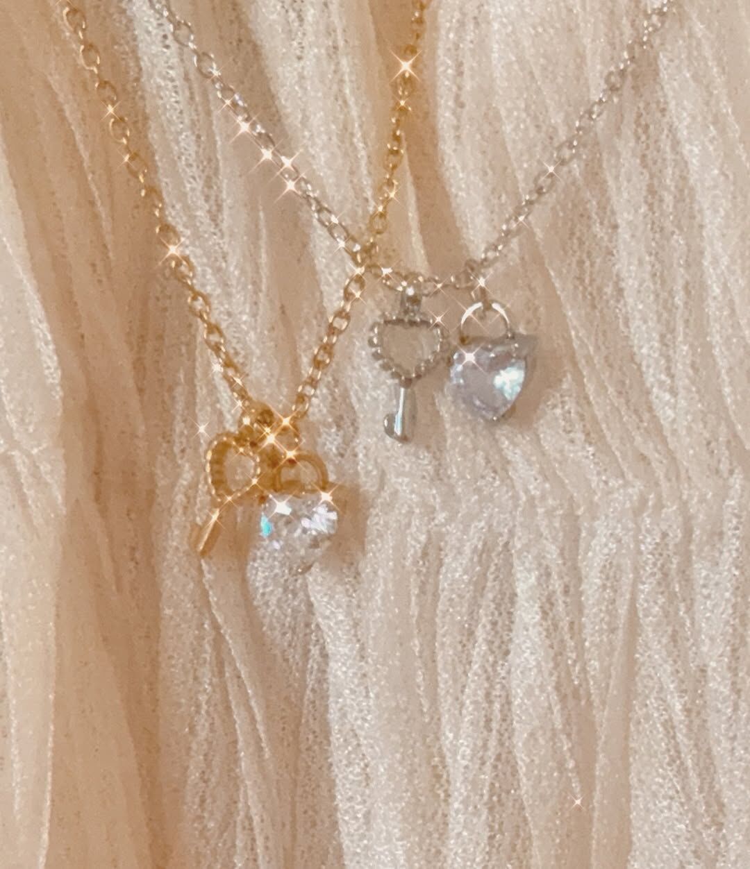 🤍愛心鑽的閃爍 是天上的星星 也是黃昏時灑落最美的光✨  🗝️鑰匙能解開我的心鎖 只在你面前可可愛愛  戴上它，像是法式浪漫電影的主角🩰 把心輕輕鎖進夢裡的巴黎春天🥨  在帶這條項鍊出門時 被兩個可愛的女孩問 「哇～你這條項鍊好美，在哪裡買的？」(⁎⁍̴̛ᴗ⁍̴̛⁎)♡.︎︎⟡*  這真是一個浪漫的肯定💕  - - - - - ■ N43 Key to my heart - 316L  ౨ৎ 𝙞𝙣𝙛𝙤. ౨ৎ ⟡ 材質：𝟥𝟣𝟨𝖫醫療鋼 ⟡ 顏色：金色、銀色 ⟡ 商品尺寸：項鍊鍊長 𝟦𝟢 ㎝ + 延長鏈 𝟧 ㎝ ㅣ手工測量ㅣ誤差± 𝟤 ㎝