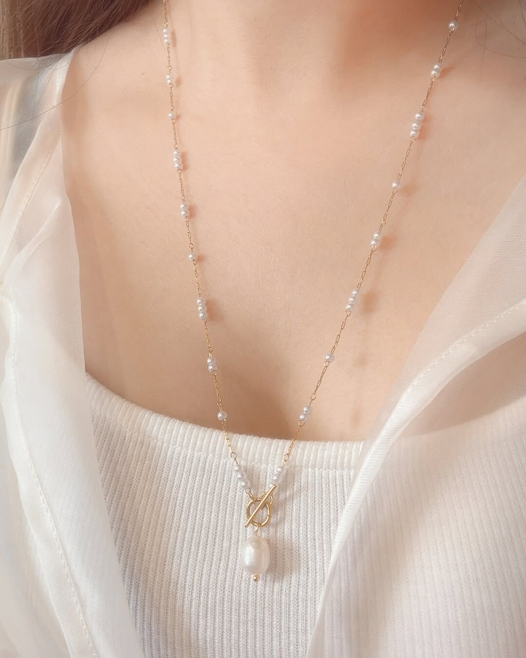 萬中選一、令人驚艷的珍珠長項鍊💫  ♡ 鏈子部分是完美光澤與形狀的施家珍珠 一顆、兩顆、三顆隨機的間隔排列🫧 戴起來左右不對稱的設計，更加有特色  ♡ 而墜子的珍珠是天然的淡水珍珠 帶有獨特的光澤與溫柔弧度🪽  就像你，不需要對稱，不需要完美 也可以美得令人著迷💗  採用 OT 扣設計，一拉一扣就能優雅戴上🦢 沒有鏡子也能快速完成⊹⁺⸜(ᐡ⸝ɞ̴̶̷ ·̮ ɞ̴̶̷⸝ᐡ)⸝⁺⊹  金屬部分搭配復古金色且不會氧化的醫療鋼 給人一種典雅復古的柔光美感✨ 無論是日常、約會、或正式場合都超合適🌷  - - - - - ■ N44 Belle pearl necklace- 316L  ౨ৎ 𝙞𝙣𝙛𝙤. ౨ৎ ⟡ 材質：𝟥𝟣𝟨𝖫醫療鋼、施家珍珠、淡水珍珠(墜子) ⟡ 顏色：金色 ⟡ 商品尺寸：項鍊鍊長 𝟧𝟨 ㎝ ㅣ手工測量ㅣ誤差± 𝟤 ㎝