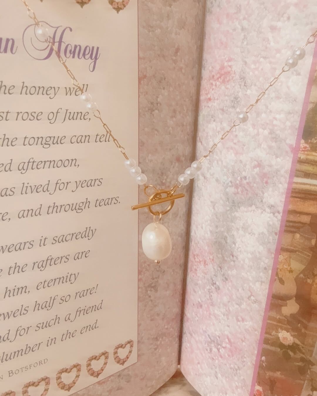 萬中選一、令人驚艷的珍珠長項鍊💫  ♡ 鏈子部分是完美光澤與形狀的施家珍珠 一顆、兩顆、三顆隨機的間隔排列🫧 戴起來左右不對稱的設計，更加有特色  ♡ 而墜子的珍珠是天然的淡水珍珠 帶有獨特的光澤與溫柔弧度🪽  就像你，不需要對稱，不需要完美 也可以美得令人著迷💗  採用 OT 扣設計，一拉一扣就能優雅戴上🦢 沒有鏡子也能快速完成⊹⁺⸜(ᐡ⸝ɞ̴̶̷ ·̮ ɞ̴̶̷⸝ᐡ)⸝⁺⊹  金屬部分搭配復古金色且不會氧化的醫療鋼 給人一種典雅復古的柔光美感✨ 無論是日常、約會、或正式場合都超合適🌷  - - - - - ■ N44 Belle pearl necklace- 316L  ౨ৎ 𝙞𝙣𝙛𝙤. ౨ৎ ⟡ 材質：𝟥𝟣𝟨𝖫醫療鋼、施家珍珠、淡水珍珠(墜子) ⟡ 顏色：金色 ⟡ 商品尺寸：項鍊鍊長 𝟧𝟨 ㎝ ㅣ手工測量ㅣ誤差± 𝟤 ㎝