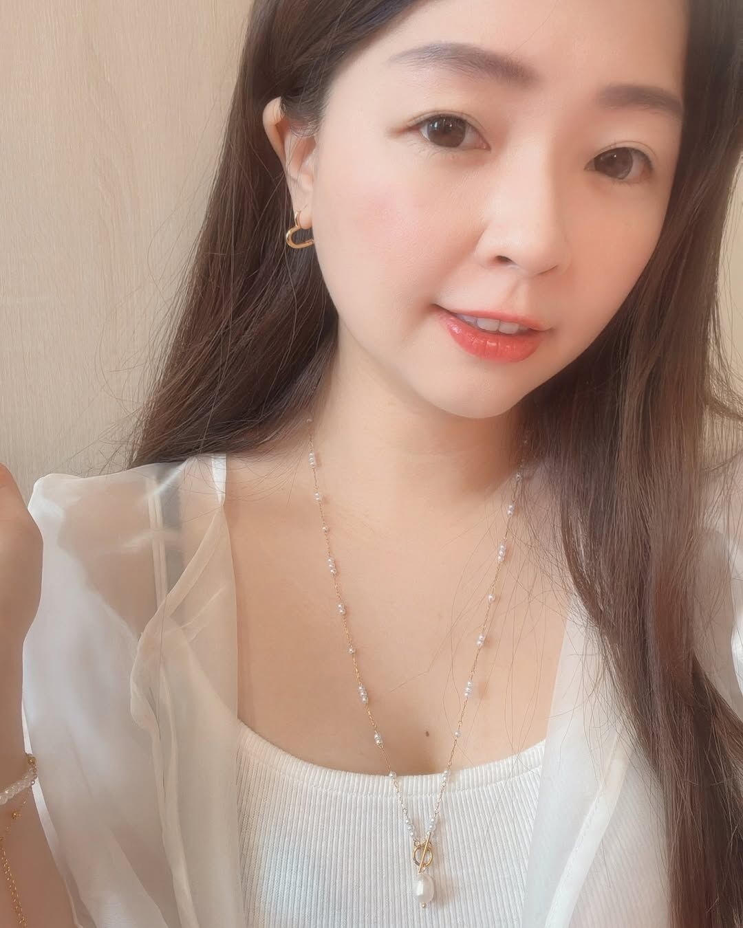 萬中選一、令人驚艷的珍珠長項鍊💫  ♡ 鏈子部分是完美光澤與形狀的施家珍珠 一顆、兩顆、三顆隨機的間隔排列🫧 戴起來左右不對稱的設計，更加有特色  ♡ 而墜子的珍珠是天然的淡水珍珠 帶有獨特的光澤與溫柔弧度🪽  就像你，不需要對稱，不需要完美 也可以美得令人著迷💗  採用 OT 扣設計，一拉一扣就能優雅戴上🦢 沒有鏡子也能快速完成⊹⁺⸜(ᐡ⸝ɞ̴̶̷ ·̮ ɞ̴̶̷⸝ᐡ)⸝⁺⊹  金屬部分搭配復古金色且不會氧化的醫療鋼 給人一種典雅復古的柔光美感✨ 無論是日常、約會、或正式場合都超合適🌷  - - - - - ■ N44 Belle pearl necklace- 316L  ౨ৎ 𝙞𝙣𝙛𝙤. ౨ৎ ⟡ 材質：𝟥𝟣𝟨𝖫醫療鋼、施家珍珠、淡水珍珠(墜子) ⟡ 顏色：金色 ⟡ 商品尺寸：項鍊鍊長 𝟧𝟨 ㎝ ㅣ手工測量ㅣ誤差± 𝟤 ㎝