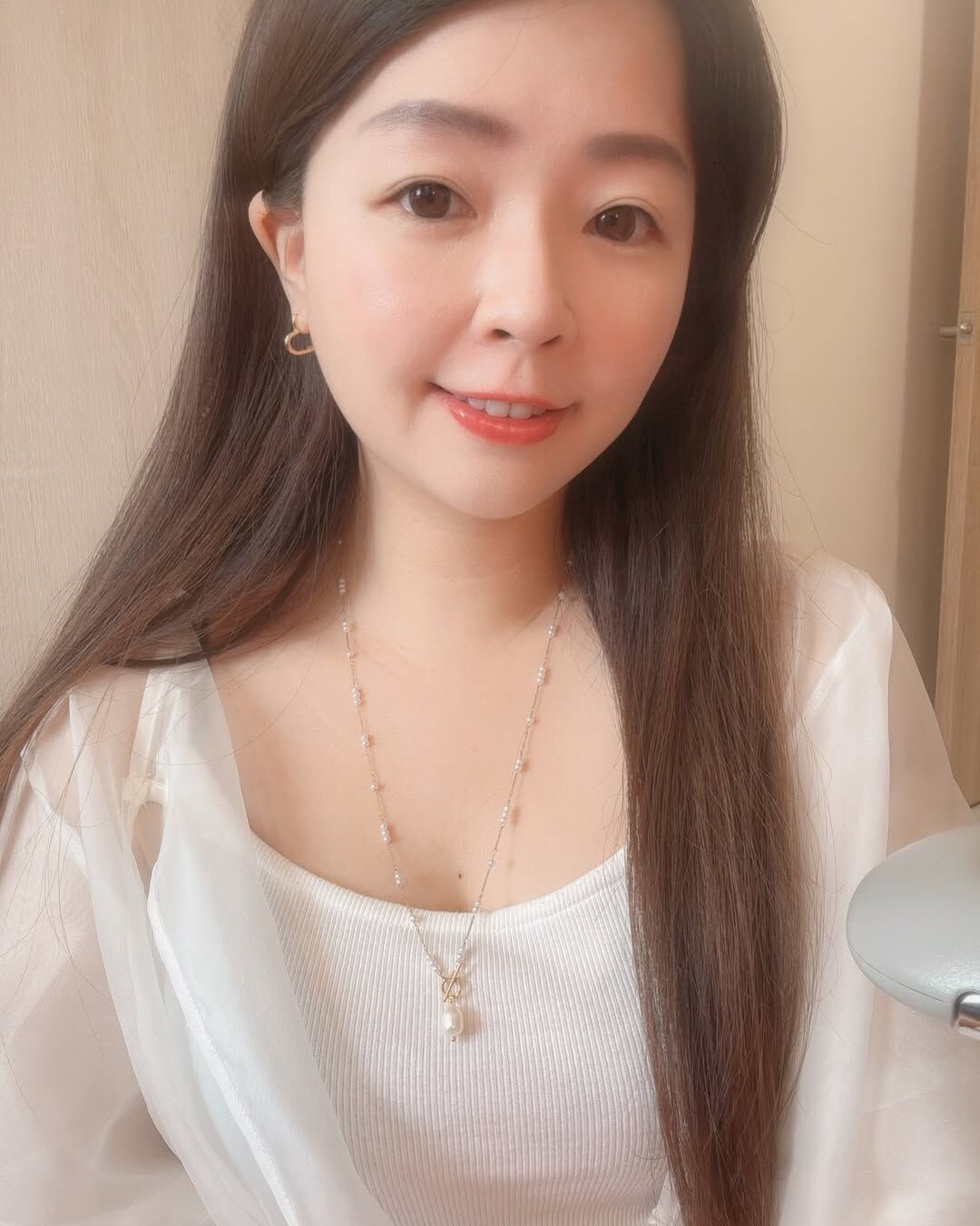 萬中選一、令人驚艷的珍珠長項鍊💫  ♡ 鏈子部分是完美光澤與形狀的施家珍珠 一顆、兩顆、三顆隨機的間隔排列🫧 戴起來左右不對稱的設計，更加有特色  ♡ 而墜子的珍珠是天然的淡水珍珠 帶有獨特的光澤與溫柔弧度🪽  就像你，不需要對稱，不需要完美 也可以美得令人著迷💗  採用 OT 扣設計，一拉一扣就能優雅戴上🦢 沒有鏡子也能快速完成⊹⁺⸜(ᐡ⸝ɞ̴̶̷ ·̮ ɞ̴̶̷⸝ᐡ)⸝⁺⊹  金屬部分搭配復古金色且不會氧化的醫療鋼 給人一種典雅復古的柔光美感✨ 無論是日常、約會、或正式場合都超合適🌷  - - - - - ■ N44 Belle pearl necklace- 316L  ౨ৎ 𝙞𝙣𝙛𝙤. ౨ৎ ⟡ 材質：𝟥𝟣𝟨𝖫醫療鋼、施家珍珠、淡水珍珠(墜子) ⟡ 顏色：金色 ⟡ 商品尺寸：項鍊鍊長 𝟧𝟨 ㎝ ㅣ手工測量ㅣ誤差± 𝟤 ㎝