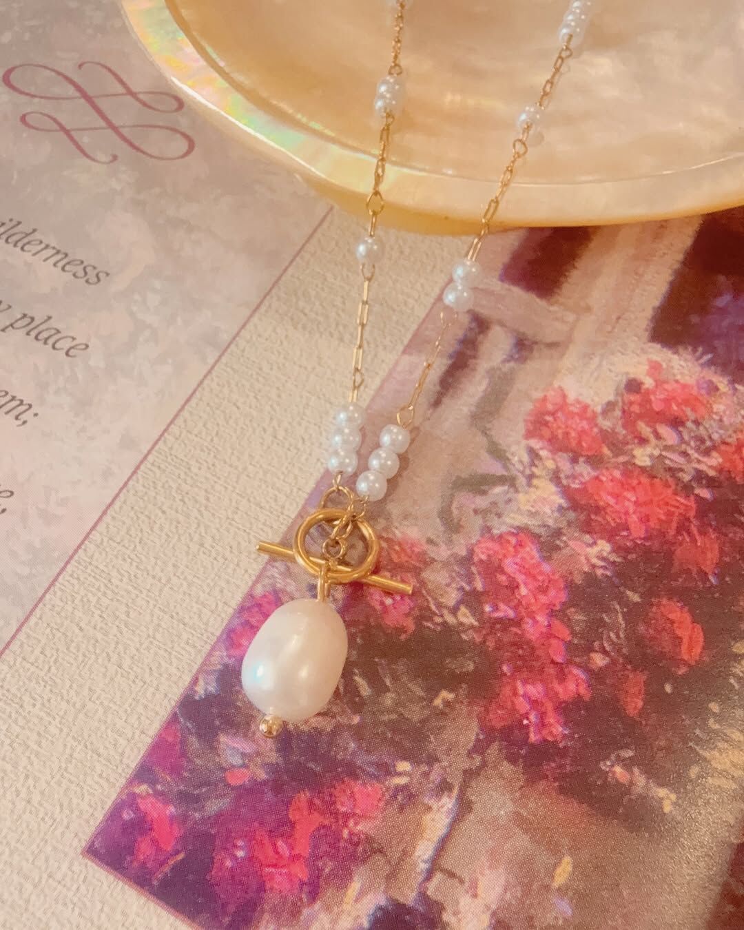 萬中選一、令人驚艷的珍珠長項鍊💫  ♡ 鏈子部分是完美光澤與形狀的施家珍珠 一顆、兩顆、三顆隨機的間隔排列🫧 戴起來左右不對稱的設計，更加有特色  ♡ 而墜子的珍珠是天然的淡水珍珠 帶有獨特的光澤與溫柔弧度🪽  就像你，不需要對稱，不需要完美 也可以美得令人著迷💗  採用 OT 扣設計，一拉一扣就能優雅戴上🦢 沒有鏡子也能快速完成⊹⁺⸜(ᐡ⸝ɞ̴̶̷ ·̮ ɞ̴̶̷⸝ᐡ)⸝⁺⊹  金屬部分搭配復古金色且不會氧化的醫療鋼 給人一種典雅復古的柔光美感✨ 無論是日常、約會、或正式場合都超合適🌷  - - - - - ■ N44 Belle pearl necklace- 316L  ౨ৎ 𝙞𝙣𝙛𝙤. ౨ৎ ⟡ 材質：𝟥𝟣𝟨𝖫醫療鋼、施家珍珠、淡水珍珠(墜子) ⟡ 顏色：金色 ⟡ 商品尺寸：項鍊鍊長 𝟧𝟨 ㎝ ㅣ手工測量ㅣ誤差± 𝟤 ㎝