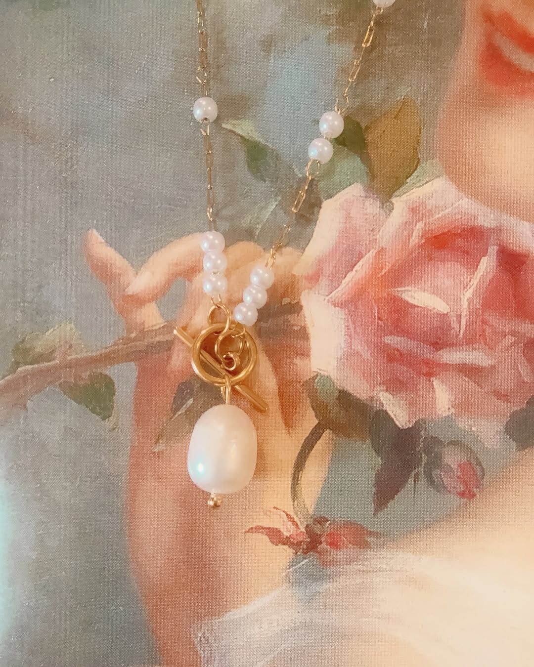 萬中選一、令人驚艷的珍珠長項鍊💫  ♡ 鏈子部分是完美光澤與形狀的施家珍珠 一顆、兩顆、三顆隨機的間隔排列🫧 戴起來左右不對稱的設計，更加有特色  ♡ 而墜子的珍珠是天然的淡水珍珠 帶有獨特的光澤與溫柔弧度🪽  就像你，不需要對稱，不需要完美 也可以美得令人著迷💗  採用 OT 扣設計，一拉一扣就能優雅戴上🦢 沒有鏡子也能快速完成⊹⁺⸜(ᐡ⸝ɞ̴̶̷ ·̮ ɞ̴̶̷⸝ᐡ)⸝⁺⊹  金屬部分搭配復古金色且不會氧化的醫療鋼 給人一種典雅復古的柔光美感✨ 無論是日常、約會、或正式場合都超合適🌷  - - - - - ■ N44 Belle pearl necklace- 316L  ౨ৎ 𝙞𝙣𝙛𝙤. ౨ৎ ⟡ 材質：𝟥𝟣𝟨𝖫醫療鋼、施家珍珠、淡水珍珠(墜子) ⟡ 顏色：金色 ⟡ 商品尺寸：項鍊鍊長 𝟧𝟨 ㎝ ㅣ手工測量ㅣ誤差± 𝟤 ㎝