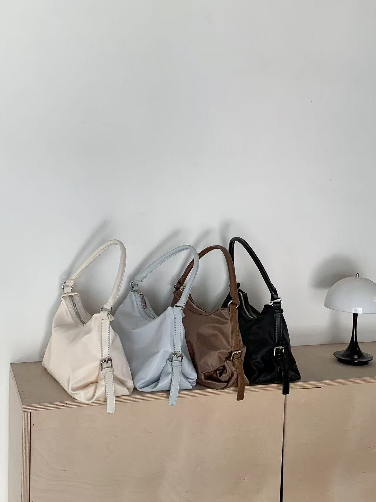 側邊造型繫帶腋下包