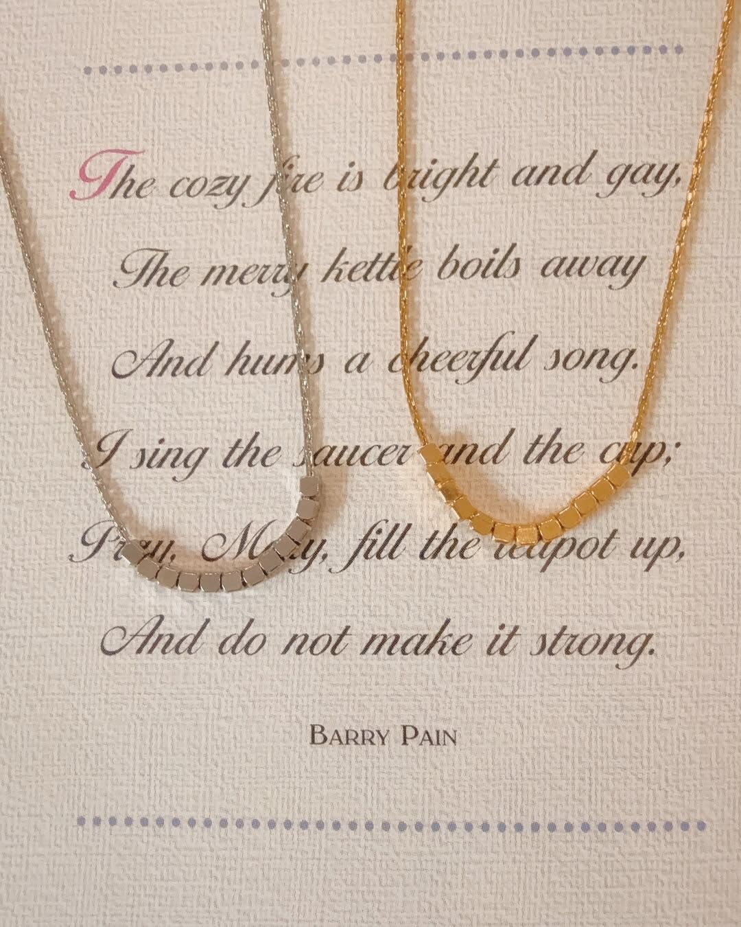 一條自帶氣質光芒的項鍊🫧 每一顆小方珠都像是微光碎片 在鎖骨上散發柔美光芒✨ 簡約低調的設計,卻非常優雅高級🦢 Clara來自拉丁語 是形容明亮、清澈、優雅的女孩 舉止不張揚,卻總能感到她純粹的光💫 這名字完全在形容這條美麗的項鍊🩵 很喜歡鏈子是特別的「金絲鏈」🪁 精緻細膩,低調中透露仙氣 與一般細鍊完全不同.ᐟ.ᐟ 金絲鏈更帶了優雅濾鏡🩰 上班上課、約會或出遊都好適合 有氣質的漂亮女孩請趕快收下🏹💕 - - - - - ■ N45 Clara necklace - 316L ౨ৎ 𝙞𝙣𝙛𝙤. ౨ৎ ⟡ 材質:𝟥𝟣𝟨𝖫醫療鋼 ⟡ 顏色:金色、銀色 ⟡ 商品尺寸:項鍊鍊長 𝟦𝟢 ㎝ + 延長鏈 𝟧 ㎝ ㅣ手工測量ㅣ誤差± 𝟤 ㎝