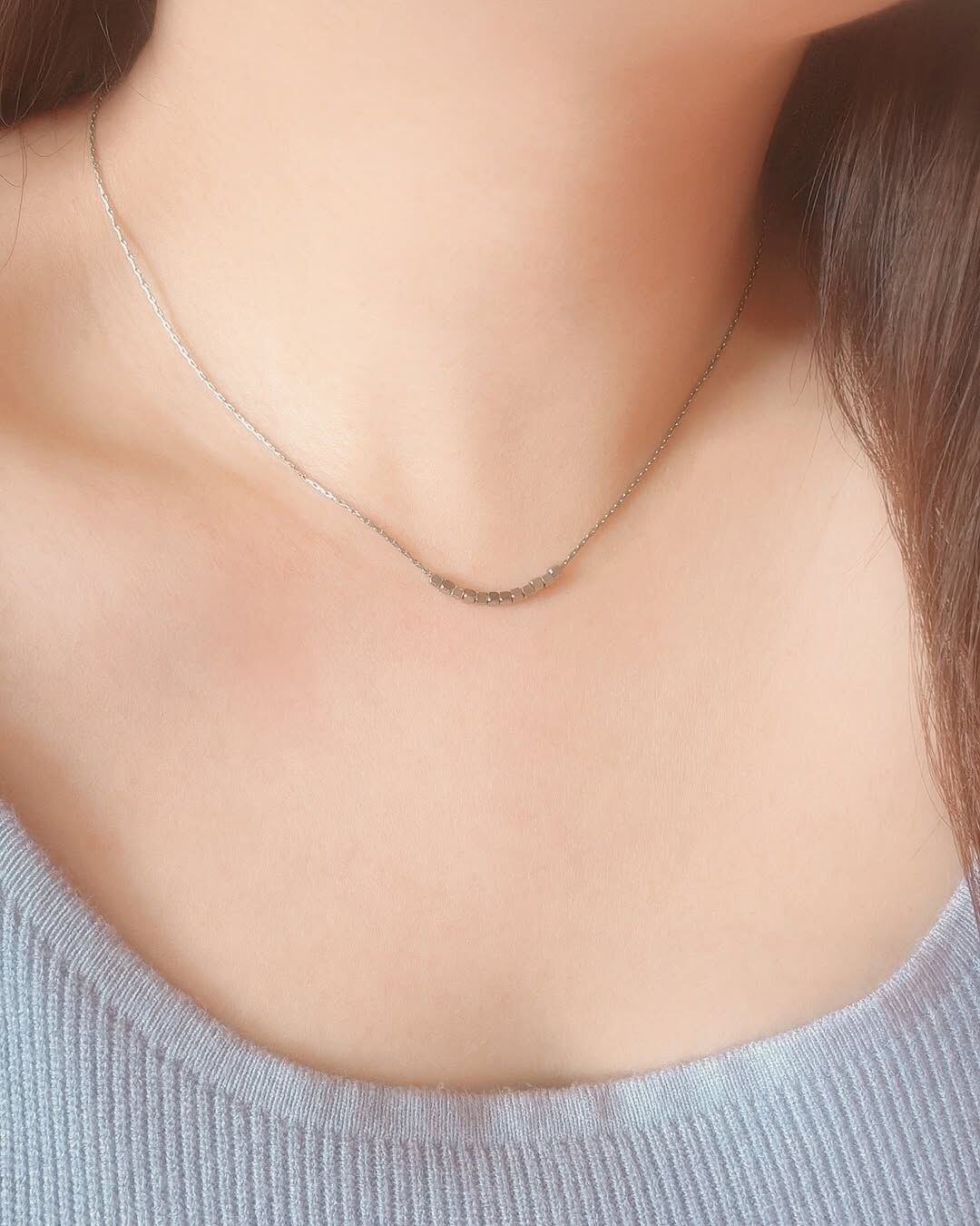 一條自帶氣質光芒的項鍊🫧 每一顆小方珠都像是微光碎片 在鎖骨上散發柔美光芒✨ 簡約低調的設計,卻非常優雅高級🦢 Clara來自拉丁語 是形容明亮、清澈、優雅的女孩 舉止不張揚,卻總能感到她純粹的光💫 這名字完全在形容這條美麗的項鍊🩵 很喜歡鏈子是特別的「金絲鏈」🪁 精緻細膩,低調中透露仙氣 與一般細鍊完全不同.ᐟ.ᐟ 金絲鏈更帶了優雅濾鏡🩰 上班上課、約會或出遊都好適合 有氣質的漂亮女孩請趕快收下🏹💕 - - - - - ■ N45 Clara necklace - 316L ౨ৎ 𝙞𝙣𝙛𝙤. ౨ৎ ⟡ 材質:𝟥𝟣𝟨𝖫醫療鋼 ⟡ 顏色:金色、銀色 ⟡ 商品尺寸:項鍊鍊長 𝟦𝟢 ㎝ + 延長鏈 𝟧 ㎝ ㅣ手工測量ㅣ誤差± 𝟤 ㎝