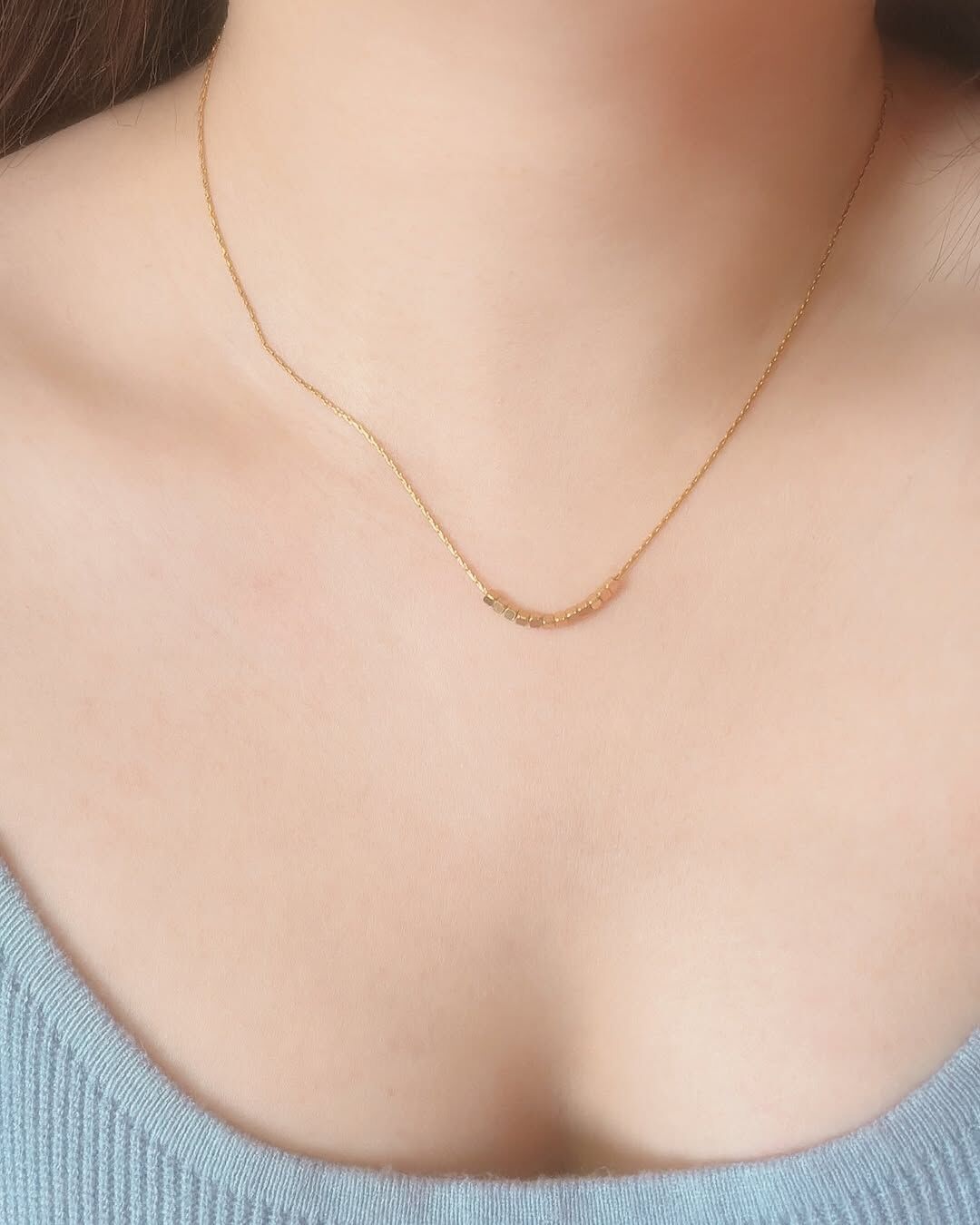 一條自帶氣質光芒的項鍊🫧 每一顆小方珠都像是微光碎片 在鎖骨上散發柔美光芒✨ 簡約低調的設計,卻非常優雅高級🦢 Clara來自拉丁語 是形容明亮、清澈、優雅的女孩 舉止不張揚,卻總能感到她純粹的光💫 這名字完全在形容這條美麗的項鍊🩵 很喜歡鏈子是特別的「金絲鏈」🪁 精緻細膩,低調中透露仙氣 與一般細鍊完全不同.ᐟ.ᐟ 金絲鏈更帶了優雅濾鏡🩰 上班上課、約會或出遊都好適合 有氣質的漂亮女孩請趕快收下🏹💕 - - - - - ■ N45 Clara necklace - 316L ౨ৎ 𝙞𝙣𝙛𝙤. ౨ৎ ⟡ 材質:𝟥𝟣𝟨𝖫醫療鋼 ⟡ 顏色:金色、銀色 ⟡ 商品尺寸:項鍊鍊長 𝟦𝟢 ㎝ + 延長鏈 𝟧 ㎝ ㅣ手工測量ㅣ誤差± 𝟤 ㎝