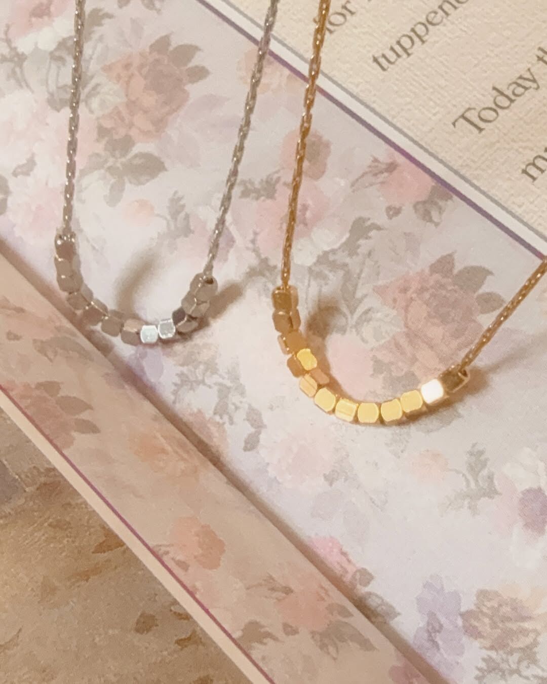 一條自帶氣質光芒的項鍊🫧 每一顆小方珠都像是微光碎片 在鎖骨上散發柔美光芒✨ 簡約低調的設計,卻非常優雅高級🦢 Clara來自拉丁語 是形容明亮、清澈、優雅的女孩 舉止不張揚,卻總能感到她純粹的光💫 這名字完全在形容這條美麗的項鍊🩵 很喜歡鏈子是特別的「金絲鏈」🪁 精緻細膩,低調中透露仙氣 與一般細鍊完全不同.ᐟ.ᐟ 金絲鏈更帶了優雅濾鏡🩰 上班上課、約會或出遊都好適合 有氣質的漂亮女孩請趕快收下🏹💕 - - - - - ■ N45 Clara necklace - 316L ౨ৎ 𝙞𝙣𝙛𝙤. ౨ৎ ⟡ 材質:𝟥𝟣𝟨𝖫醫療鋼 ⟡ 顏色:金色、銀色 ⟡ 商品尺寸:項鍊鍊長 𝟦𝟢 ㎝ + 延長鏈 𝟧 ㎝ ㅣ手工測量ㅣ誤差± 𝟤 ㎝