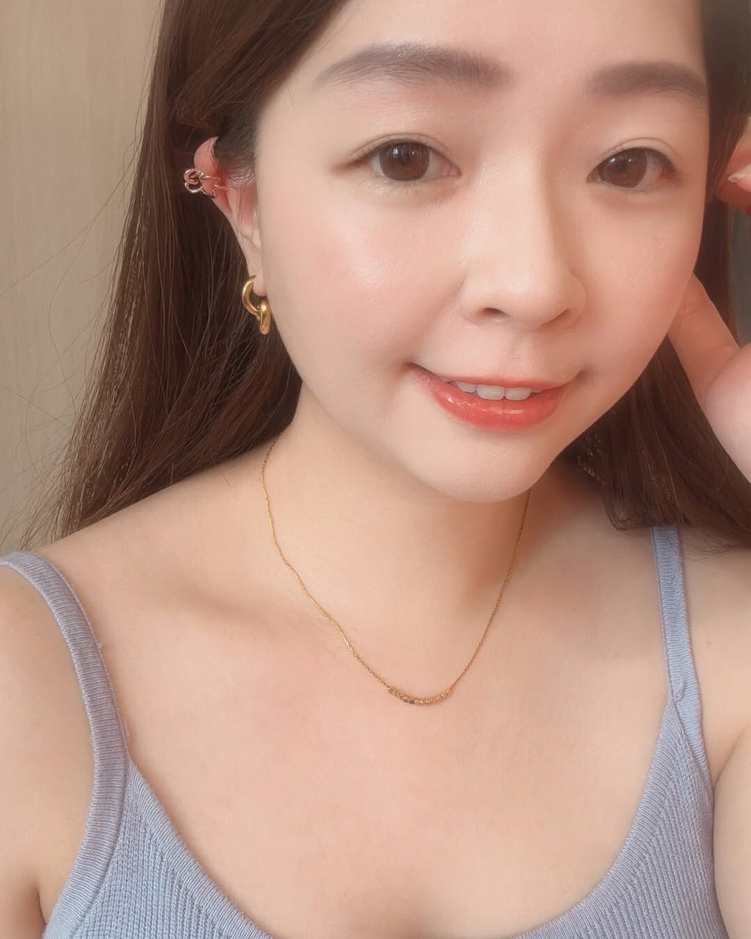 一條自帶氣質光芒的項鍊🫧 每一顆小方珠都像是微光碎片 在鎖骨上散發柔美光芒✨ 簡約低調的設計,卻非常優雅高級🦢 Clara來自拉丁語 是形容明亮、清澈、優雅的女孩 舉止不張揚,卻總能感到她純粹的光💫 這名字完全在形容這條美麗的項鍊🩵 很喜歡鏈子是特別的「金絲鏈」🪁 精緻細膩,低調中透露仙氣 與一般細鍊完全不同.ᐟ.ᐟ 金絲鏈更帶了優雅濾鏡🩰 上班上課、約會或出遊都好適合 有氣質的漂亮女孩請趕快收下🏹💕 - - - - - ■ N45 Clara necklace - 316L ౨ৎ 𝙞𝙣𝙛𝙤. ౨ৎ ⟡ 材質:𝟥𝟣𝟨𝖫醫療鋼 ⟡ 顏色:金色、銀色 ⟡ 商品尺寸:項鍊鍊長 𝟦𝟢 ㎝ + 延長鏈 𝟧 ㎝ ㅣ手工測量ㅣ誤差± 𝟤 ㎝