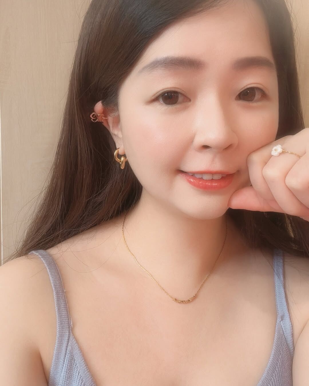 一條自帶氣質光芒的項鍊🫧 每一顆小方珠都像是微光碎片 在鎖骨上散發柔美光芒✨ 簡約低調的設計,卻非常優雅高級🦢 Clara來自拉丁語 是形容明亮、清澈、優雅的女孩 舉止不張揚,卻總能感到她純粹的光💫 這名字完全在形容這條美麗的項鍊🩵 很喜歡鏈子是特別的「金絲鏈」🪁 精緻細膩,低調中透露仙氣 與一般細鍊完全不同.ᐟ.ᐟ 金絲鏈更帶了優雅濾鏡🩰 上班上課、約會或出遊都好適合 有氣質的漂亮女孩請趕快收下🏹💕 - - - - - ■ N45 Clara necklace - 316L ౨ৎ 𝙞𝙣𝙛𝙤. ౨ৎ ⟡ 材質:𝟥𝟣𝟨𝖫醫療鋼 ⟡ 顏色:金色、銀色 ⟡ 商品尺寸:項鍊鍊長 𝟦𝟢 ㎝ + 延長鏈 𝟧 ㎝ ㅣ手工測量ㅣ誤差± 𝟤 ㎝