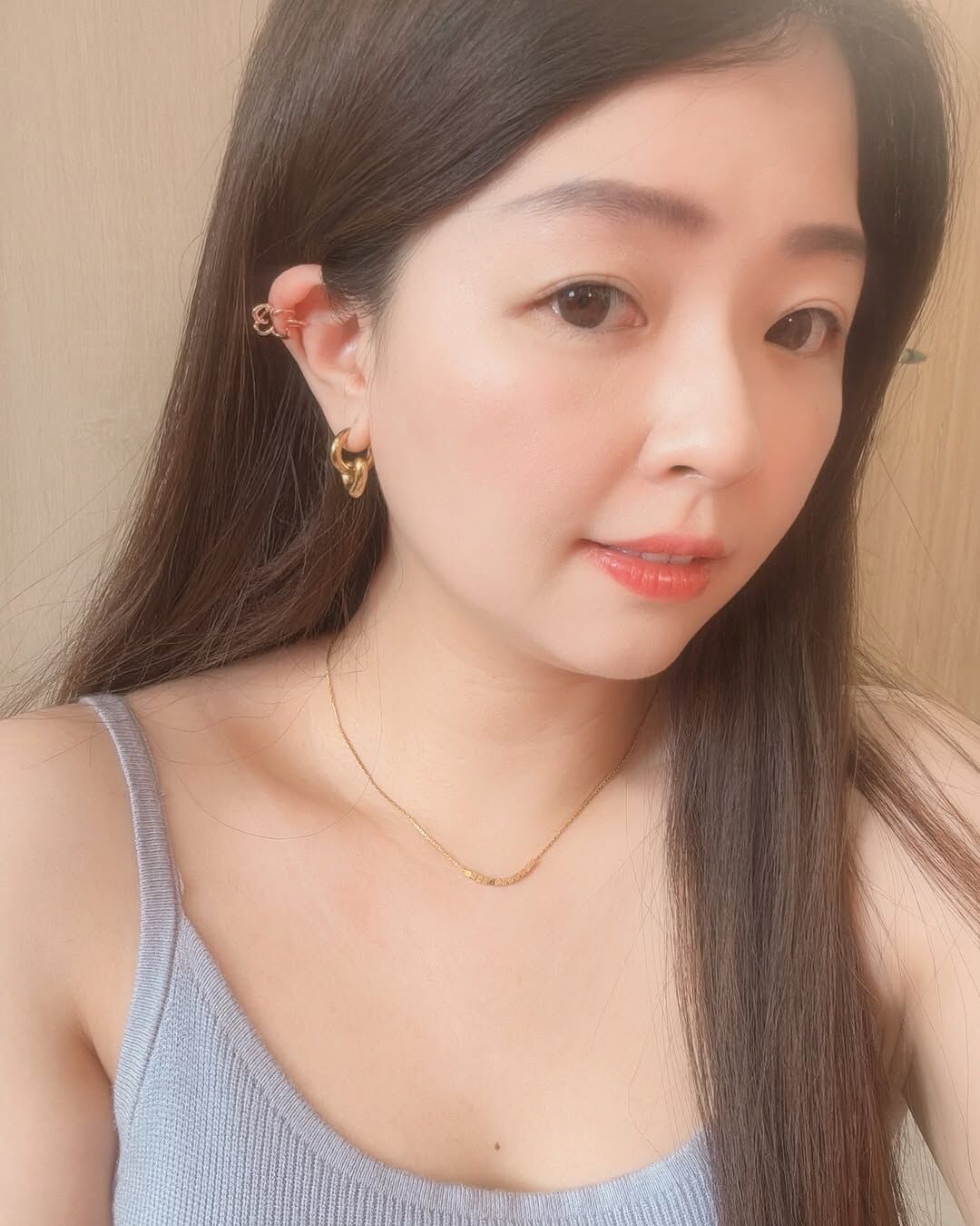 一條自帶氣質光芒的項鍊🫧 每一顆小方珠都像是微光碎片 在鎖骨上散發柔美光芒✨ 簡約低調的設計,卻非常優雅高級🦢 Clara來自拉丁語 是形容明亮、清澈、優雅的女孩 舉止不張揚,卻總能感到她純粹的光💫 這名字完全在形容這條美麗的項鍊🩵 很喜歡鏈子是特別的「金絲鏈」🪁 精緻細膩,低調中透露仙氣 與一般細鍊完全不同.ᐟ.ᐟ 金絲鏈更帶了優雅濾鏡🩰 上班上課、約會或出遊都好適合 有氣質的漂亮女孩請趕快收下🏹💕 - - - - - ■ N45 Clara necklace - 316L ౨ৎ 𝙞𝙣𝙛𝙤. ౨ৎ ⟡ 材質:𝟥𝟣𝟨𝖫醫療鋼 ⟡ 顏色:金色、銀色 ⟡ 商品尺寸:項鍊鍊長 𝟦𝟢 ㎝ + 延長鏈 𝟧 ㎝ ㅣ手工測量ㅣ誤差± 𝟤 ㎝