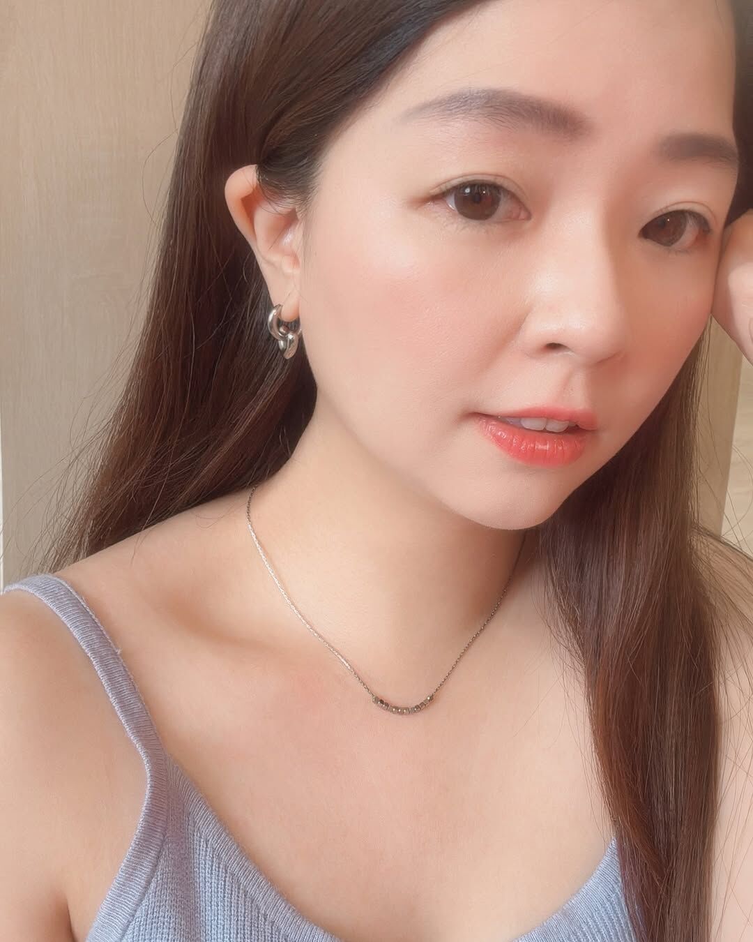 一條自帶氣質光芒的項鍊🫧 每一顆小方珠都像是微光碎片 在鎖骨上散發柔美光芒✨ 簡約低調的設計,卻非常優雅高級🦢 Clara來自拉丁語 是形容明亮、清澈、優雅的女孩 舉止不張揚,卻總能感到她純粹的光💫 這名字完全在形容這條美麗的項鍊🩵 很喜歡鏈子是特別的「金絲鏈」🪁 精緻細膩,低調中透露仙氣 與一般細鍊完全不同.ᐟ.ᐟ 金絲鏈更帶了優雅濾鏡🩰 上班上課、約會或出遊都好適合 有氣質的漂亮女孩請趕快收下🏹💕 - - - - - ■ N45 Clara necklace - 316L ౨ৎ 𝙞𝙣𝙛𝙤. ౨ৎ ⟡ 材質:𝟥𝟣𝟨𝖫醫療鋼 ⟡ 顏色:金色、銀色 ⟡ 商品尺寸:項鍊鍊長 𝟦𝟢 ㎝ + 延長鏈 𝟧 ㎝ ㅣ手工測量ㅣ誤差± 𝟤 ㎝