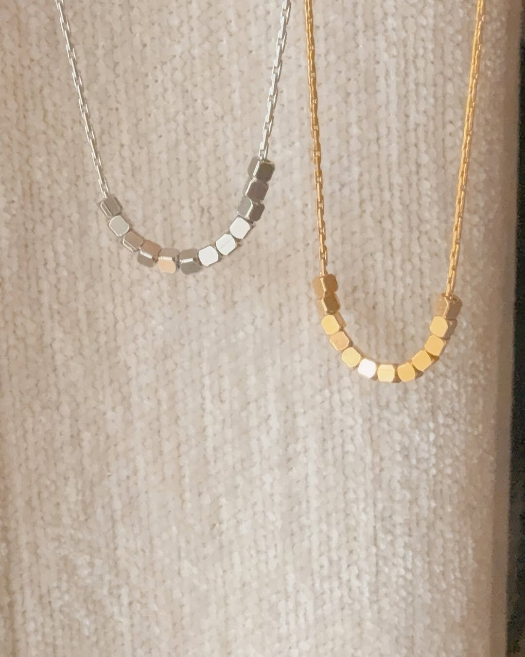 一條自帶氣質光芒的項鍊🫧 每一顆小方珠都像是微光碎片 在鎖骨上散發柔美光芒✨ 簡約低調的設計,卻非常優雅高級🦢 Clara來自拉丁語 是形容明亮、清澈、優雅的女孩 舉止不張揚,卻總能感到她純粹的光💫 這名字完全在形容這條美麗的項鍊🩵 很喜歡鏈子是特別的「金絲鏈」🪁 精緻細膩,低調中透露仙氣 與一般細鍊完全不同.ᐟ.ᐟ 金絲鏈更帶了優雅濾鏡🩰 上班上課、約會或出遊都好適合 有氣質的漂亮女孩請趕快收下🏹💕 - - - - - ■ N45 Clara necklace - 316L ౨ৎ 𝙞𝙣𝙛𝙤. ౨ৎ ⟡ 材質:𝟥𝟣𝟨𝖫醫療鋼 ⟡ 顏色:金色、銀色 ⟡ 商品尺寸:項鍊鍊長 𝟦𝟢 ㎝ + 延長鏈 𝟧 ㎝ ㅣ手工測量ㅣ誤差± 𝟤 ㎝