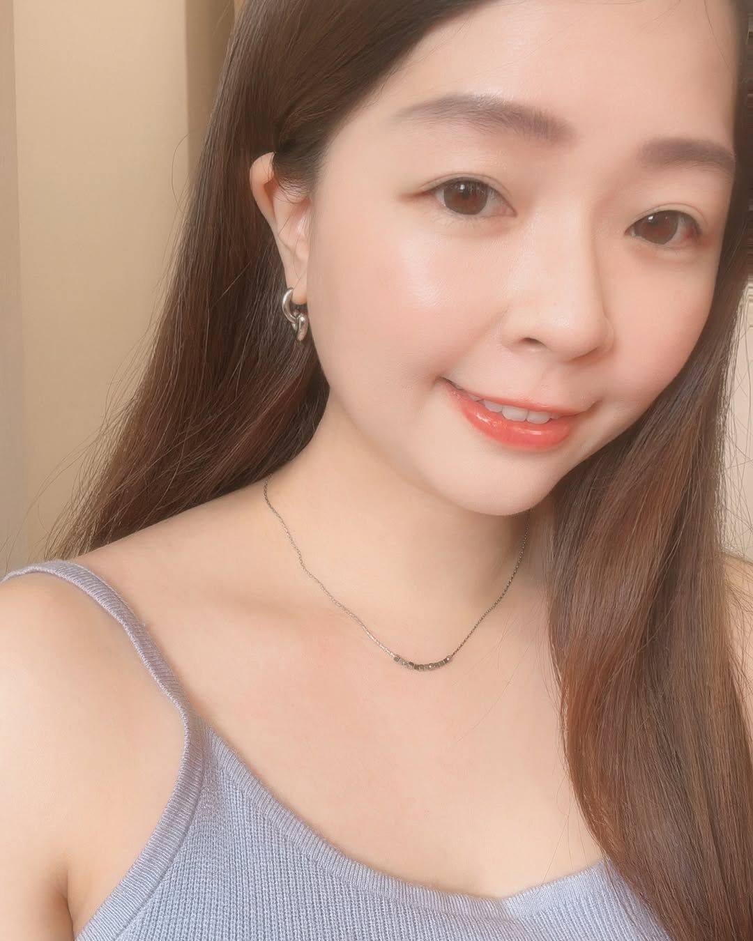 一條自帶氣質光芒的項鍊🫧 每一顆小方珠都像是微光碎片 在鎖骨上散發柔美光芒✨ 簡約低調的設計,卻非常優雅高級🦢 Clara來自拉丁語 是形容明亮、清澈、優雅的女孩 舉止不張揚,卻總能感到她純粹的光💫 這名字完全在形容這條美麗的項鍊🩵 很喜歡鏈子是特別的「金絲鏈」🪁 精緻細膩,低調中透露仙氣 與一般細鍊完全不同.ᐟ.ᐟ 金絲鏈更帶了優雅濾鏡🩰 上班上課、約會或出遊都好適合 有氣質的漂亮女孩請趕快收下🏹💕 - - - - - ■ N45 Clara necklace - 316L ౨ৎ 𝙞𝙣𝙛𝙤. ౨ৎ ⟡ 材質:𝟥𝟣𝟨𝖫醫療鋼 ⟡ 顏色:金色、銀色 ⟡ 商品尺寸:項鍊鍊長 𝟦𝟢 ㎝ + 延長鏈 𝟧 ㎝ ㅣ手工測量ㅣ誤差± 𝟤 ㎝