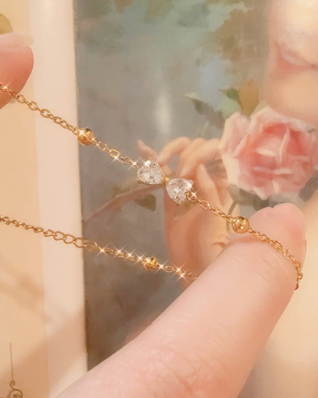 這條手鍊宛如詩句一樣浪漫、超凡脫俗且動人🪿 兩顆閃耀如晨露的鑽交織成柔和的蝴蝶結✨ 在金鍊間優雅綻放 ྀི◟ ͜ ◞ ྀི 🎀 ྀི◟ ͜ ◞ ྀི 每一顆金珠都是細語，像是耳邊輕聲呢喃的情話🌹  這款手鍊戴上手後非常顯白、氣質出眾 可愛又不失成熟優雅♡ ̖- 舉手投足讓人一眼就記住的美🦋  - - - - - ■ B21 Poetry in Whispers Bracelet - 316L  ౨ৎ 𝙞𝙣𝙛𝙤. ౨ৎ ⟡ 材質：𝟥𝟣𝟨𝖫醫療鋼 ⟡ 顏色：金色 ⟡ 商品尺寸：鍊長 𝟣𝟨 ㎝ + 延長鏈 𝟧 ㎝ ㅣ手工測量ㅣ誤差± 𝟤 ㎝