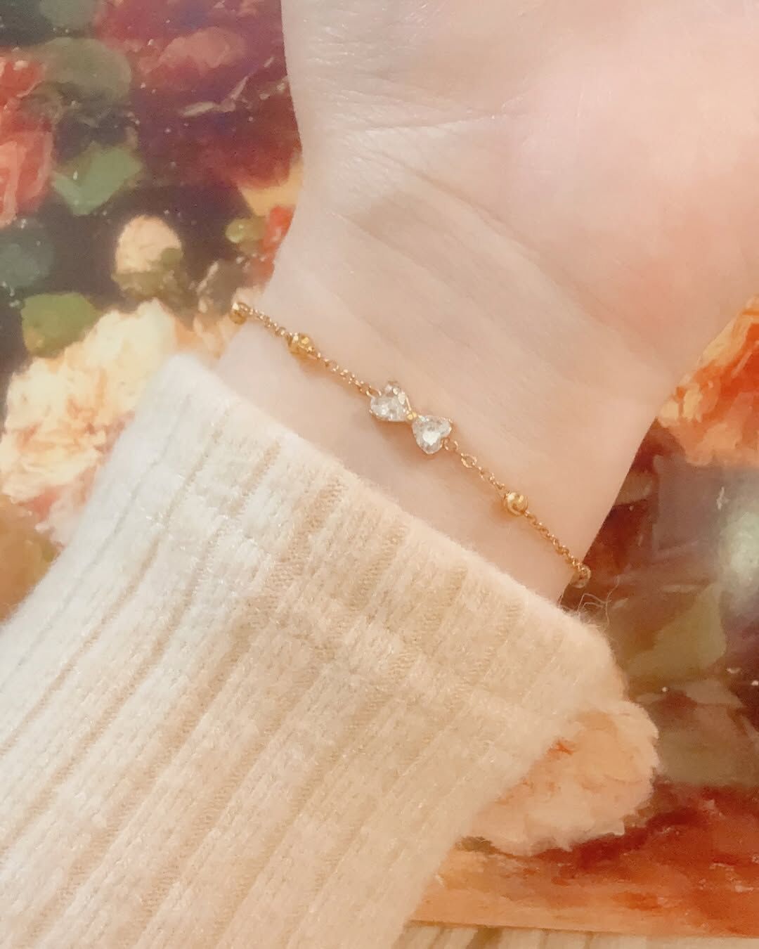 這條手鍊宛如詩句一樣浪漫、超凡脫俗且動人🪿 兩顆閃耀如晨露的鑽交織成柔和的蝴蝶結✨ 在金鍊間優雅綻放 ྀི◟ ͜ ◞ ྀི 🎀 ྀི◟ ͜ ◞ ྀི 每一顆金珠都是細語，像是耳邊輕聲呢喃的情話🌹  這款手鍊戴上手後非常顯白、氣質出眾 可愛又不失成熟優雅♡ ̖- 舉手投足讓人一眼就記住的美🦋  - - - - - ■ B21 Poetry in Whispers Bracelet - 316L  ౨ৎ 𝙞𝙣𝙛𝙤. ౨ৎ ⟡ 材質：𝟥𝟣𝟨𝖫醫療鋼 ⟡ 顏色：金色 ⟡ 商品尺寸：鍊長 𝟣𝟨 ㎝ + 延長鏈 𝟧 ㎝ ㅣ手工測量ㅣ誤差± 𝟤 ㎝