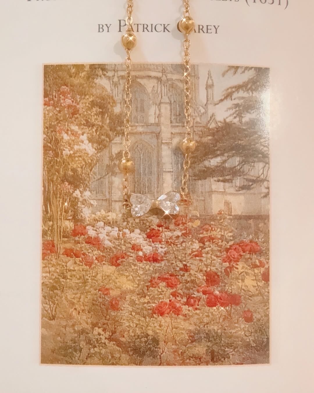 這條手鍊宛如詩句一樣浪漫、超凡脫俗且動人🪿 兩顆閃耀如晨露的鑽交織成柔和的蝴蝶結✨ 在金鍊間優雅綻放 ྀི◟ ͜ ◞ ྀི 🎀 ྀི◟ ͜ ◞ ྀི 每一顆金珠都是細語，像是耳邊輕聲呢喃的情話🌹  這款手鍊戴上手後非常顯白、氣質出眾 可愛又不失成熟優雅♡ ̖- 舉手投足讓人一眼就記住的美🦋  - - - - - ■ B21 Poetry in Whispers Bracelet - 316L  ౨ৎ 𝙞𝙣𝙛𝙤. ౨ৎ ⟡ 材質：𝟥𝟣𝟨𝖫醫療鋼 ⟡ 顏色：金色 ⟡ 商品尺寸：鍊長 𝟣𝟨 ㎝ + 延長鏈 𝟧 ㎝ ㅣ手工測量ㅣ誤差± 𝟤 ㎝