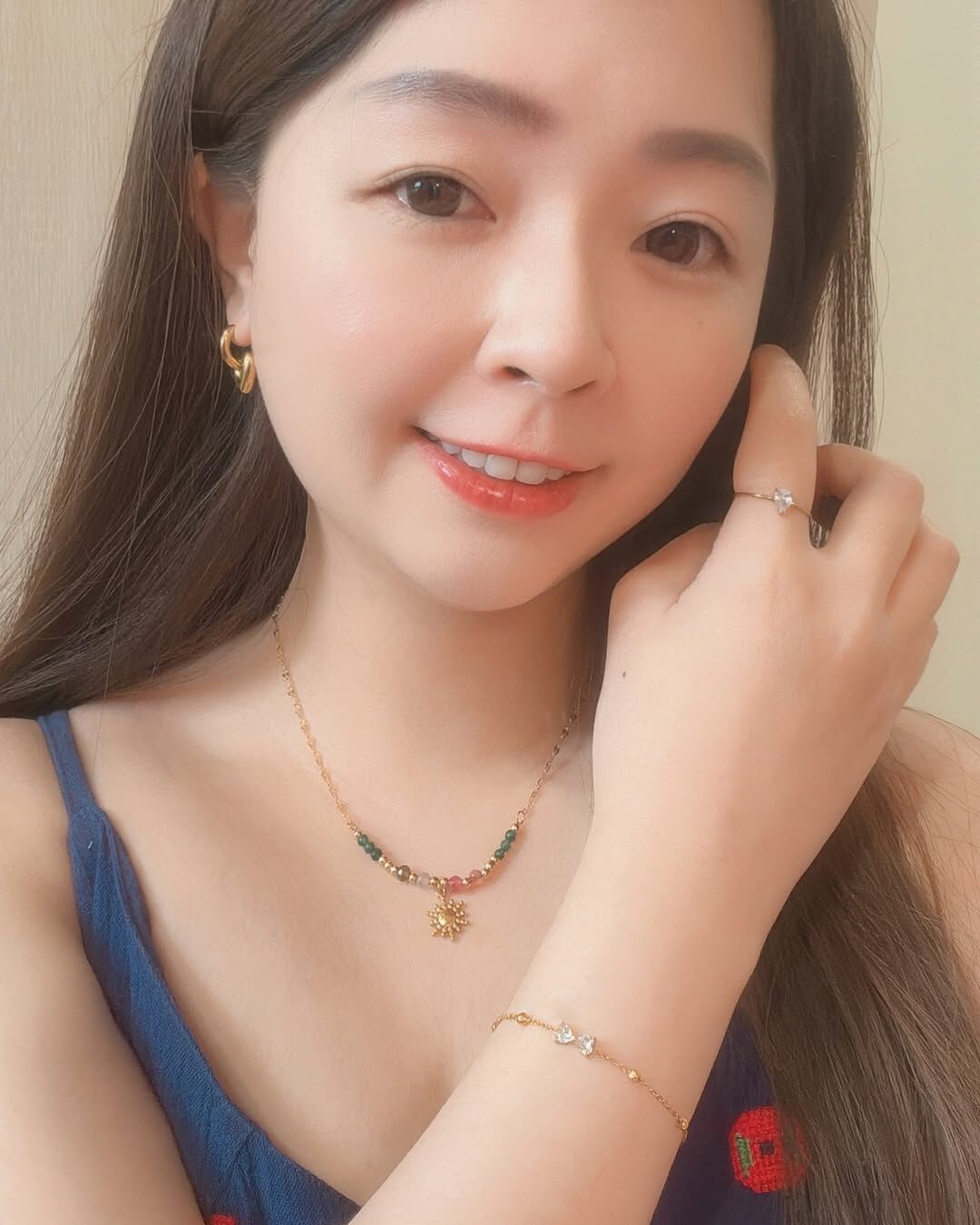 這條手鍊宛如詩句一樣浪漫、超凡脫俗且動人🪿 兩顆閃耀如晨露的鑽交織成柔和的蝴蝶結✨ 在金鍊間優雅綻放 ྀི◟ ͜ ◞ ྀི 🎀 ྀི◟ ͜ ◞ ྀི 每一顆金珠都是細語，像是耳邊輕聲呢喃的情話🌹  這款手鍊戴上手後非常顯白、氣質出眾 可愛又不失成熟優雅♡ ̖- 舉手投足讓人一眼就記住的美🦋  - - - - - ■ B21 Poetry in Whispers Bracelet - 316L  ౨ৎ 𝙞𝙣𝙛𝙤. ౨ৎ ⟡ 材質：𝟥𝟣𝟨𝖫醫療鋼 ⟡ 顏色：金色 ⟡ 商品尺寸：鍊長 𝟣𝟨 ㎝ + 延長鏈 𝟧 ㎝ ㅣ手工測量ㅣ誤差± 𝟤 ㎝