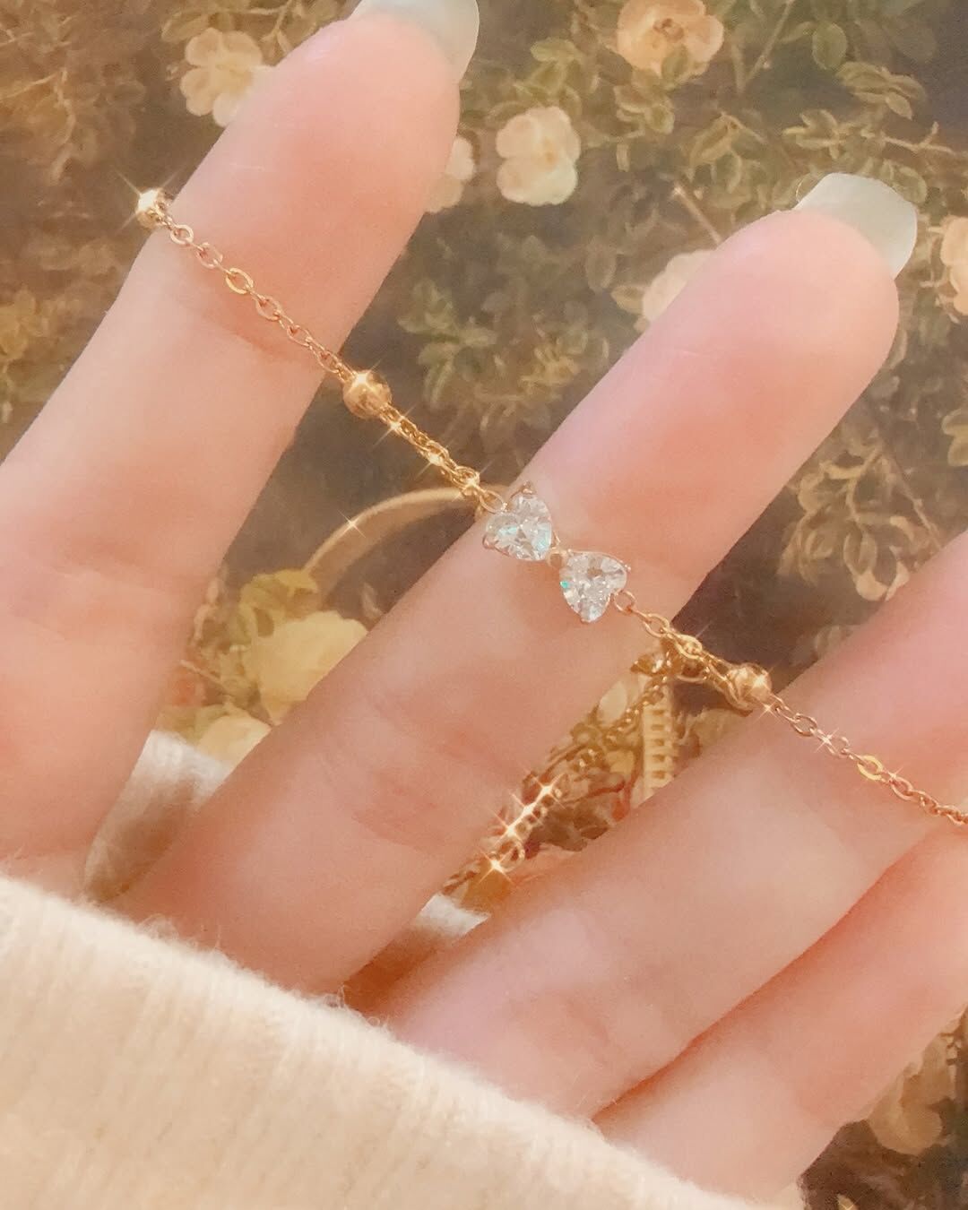 這條手鍊宛如詩句一樣浪漫、超凡脫俗且動人🪿 兩顆閃耀如晨露的鑽交織成柔和的蝴蝶結✨ 在金鍊間優雅綻放 ྀི◟ ͜ ◞ ྀི 🎀 ྀི◟ ͜ ◞ ྀི 每一顆金珠都是細語，像是耳邊輕聲呢喃的情話🌹  這款手鍊戴上手後非常顯白、氣質出眾 可愛又不失成熟優雅♡ ̖- 舉手投足讓人一眼就記住的美🦋  - - - - - ■ B21 Poetry in Whispers Bracelet - 316L  ౨ৎ 𝙞𝙣𝙛𝙤. ౨ৎ ⟡ 材質：𝟥𝟣𝟨𝖫醫療鋼 ⟡ 顏色：金色 ⟡ 商品尺寸：鍊長 𝟣𝟨 ㎝ + 延長鏈 𝟧 ㎝ ㅣ手工測量ㅣ誤差± 𝟤 ㎝