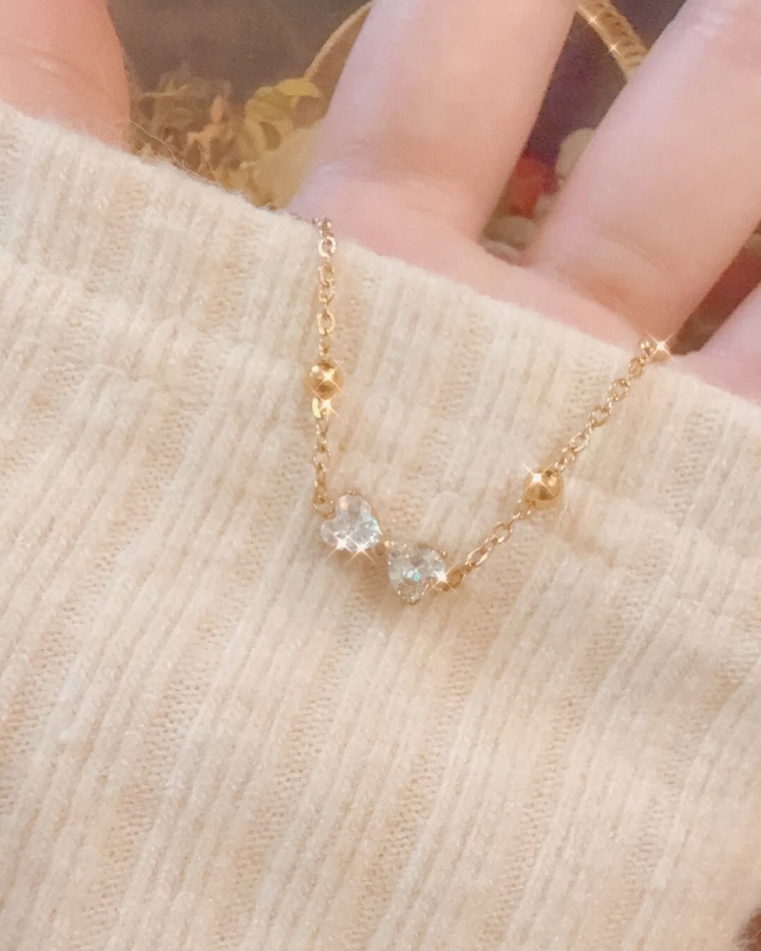 這條手鍊宛如詩句一樣浪漫、超凡脫俗且動人🪿 兩顆閃耀如晨露的鑽交織成柔和的蝴蝶結✨ 在金鍊間優雅綻放 ྀི◟ ͜ ◞ ྀི 🎀 ྀི◟ ͜ ◞ ྀི 每一顆金珠都是細語，像是耳邊輕聲呢喃的情話🌹  這款手鍊戴上手後非常顯白、氣質出眾 可愛又不失成熟優雅♡ ̖- 舉手投足讓人一眼就記住的美🦋  - - - - - ■ B21 Poetry in Whispers Bracelet - 316L  ౨ৎ 𝙞𝙣𝙛𝙤. ౨ৎ ⟡ 材質：𝟥𝟣𝟨𝖫醫療鋼 ⟡ 顏色：金色 ⟡ 商品尺寸：鍊長 𝟣𝟨 ㎝ + 延長鏈 𝟧 ㎝ ㅣ手工測量ㅣ誤差± 𝟤 ㎝