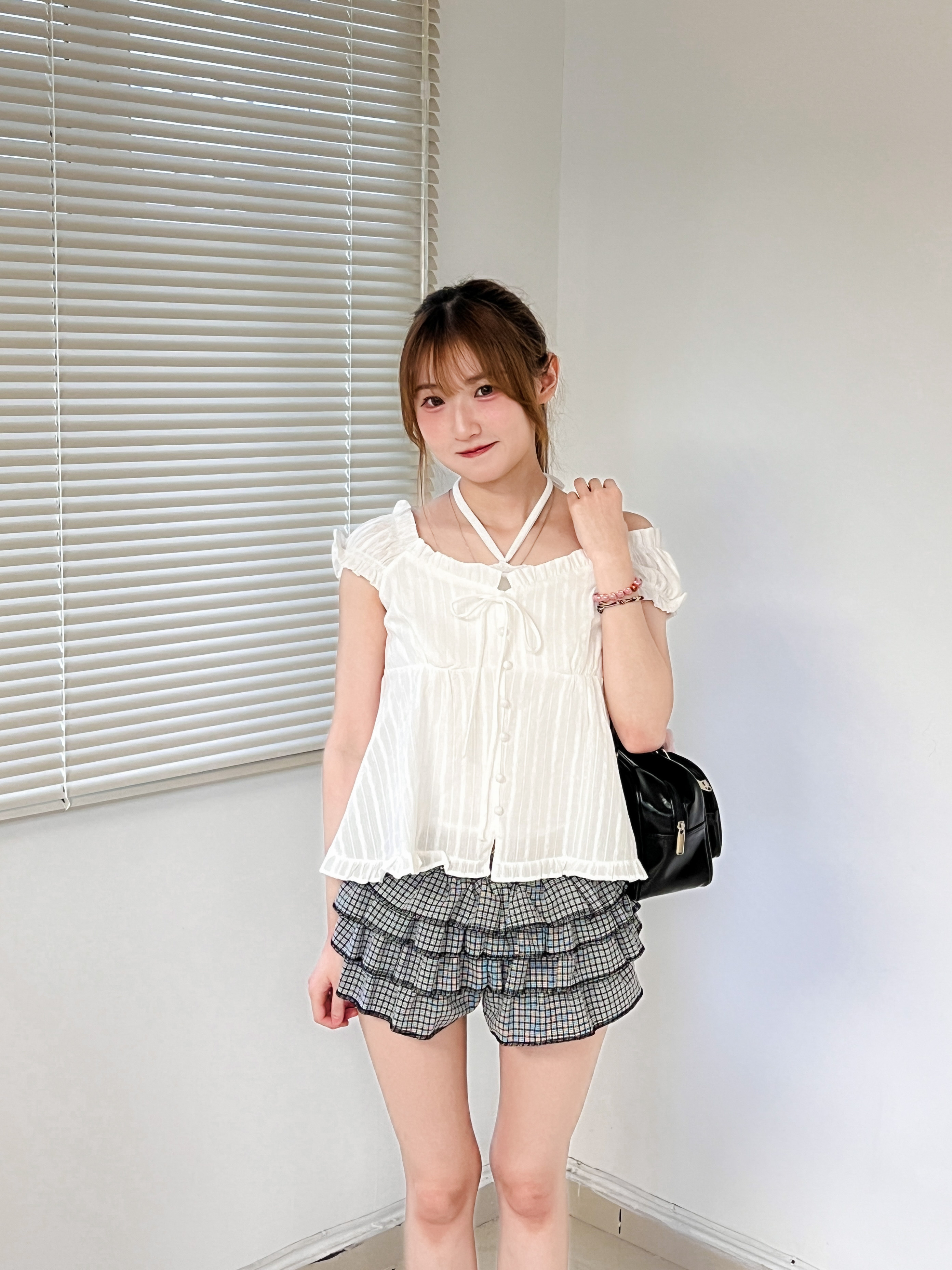 皺褶邊泡泡袖通花上衣