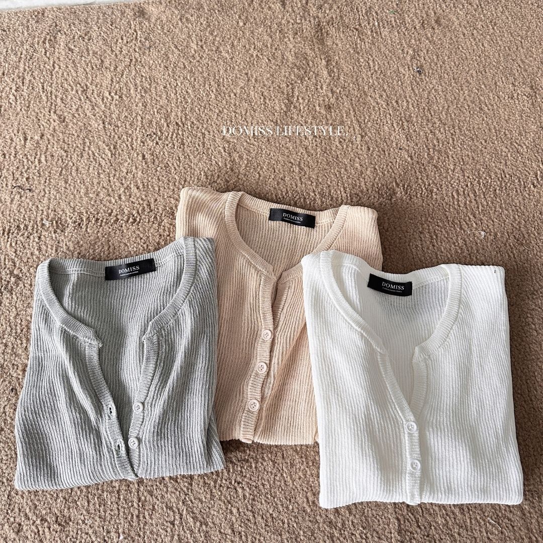 【法式軟性感】DOMISS螺紋針織短版上衣 顯瘦排釦設計 (現貨)