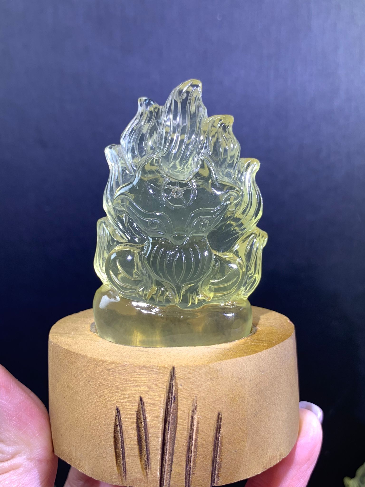 黃水晶九尾狐仙雕刻擺件