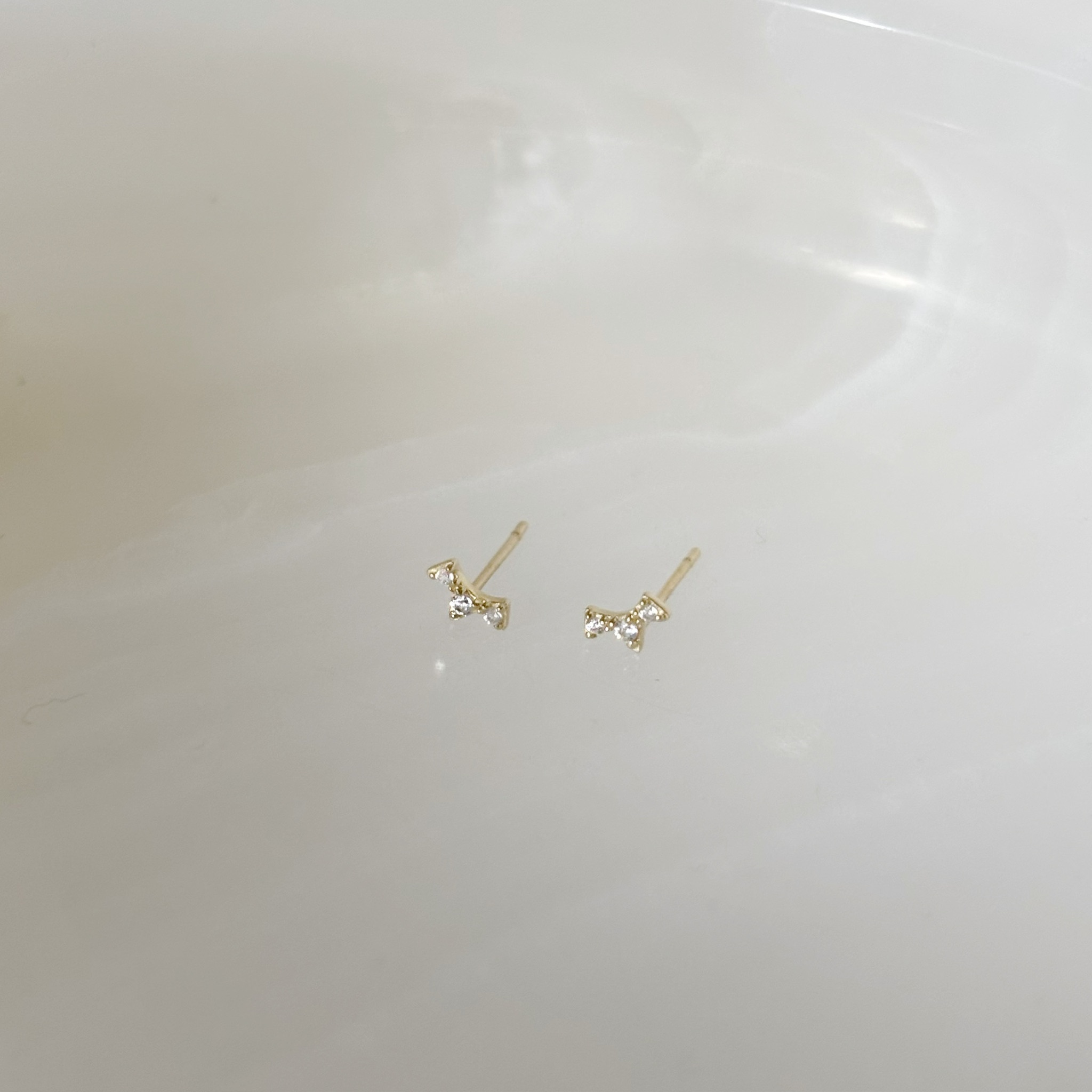 10K Flag弧排鋯石耳環