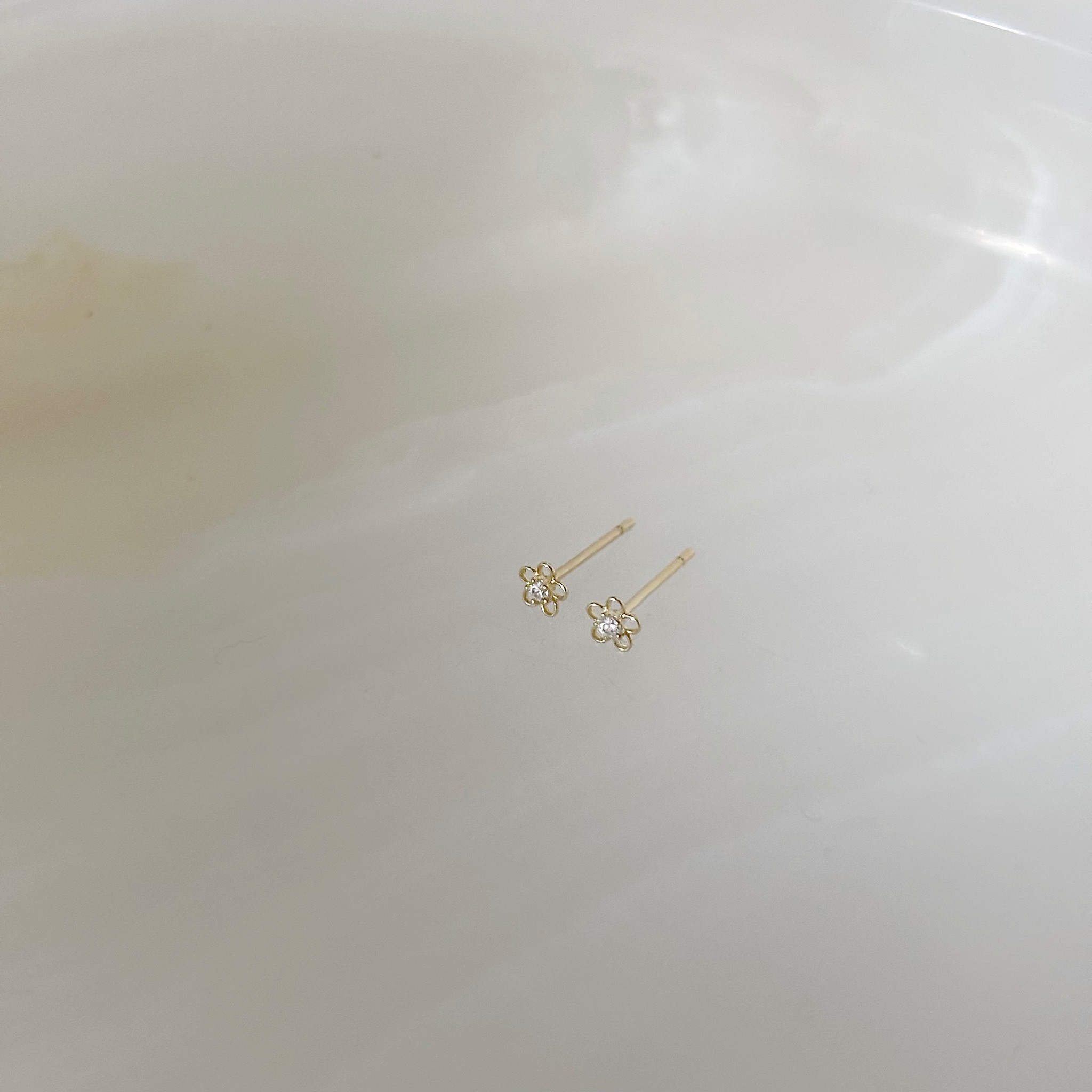 10K Tiny簍空鋯石小花耳環