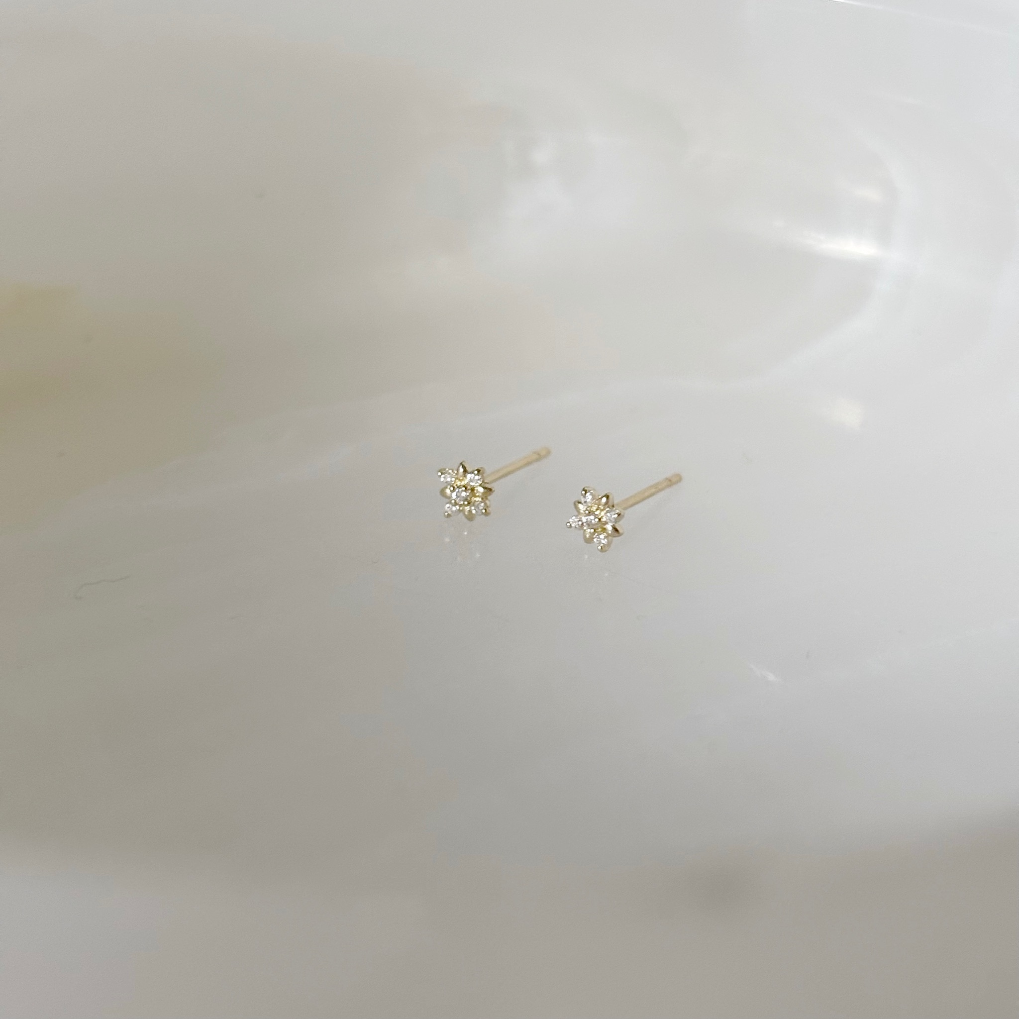 10K Tiny窗花鋯石耳環