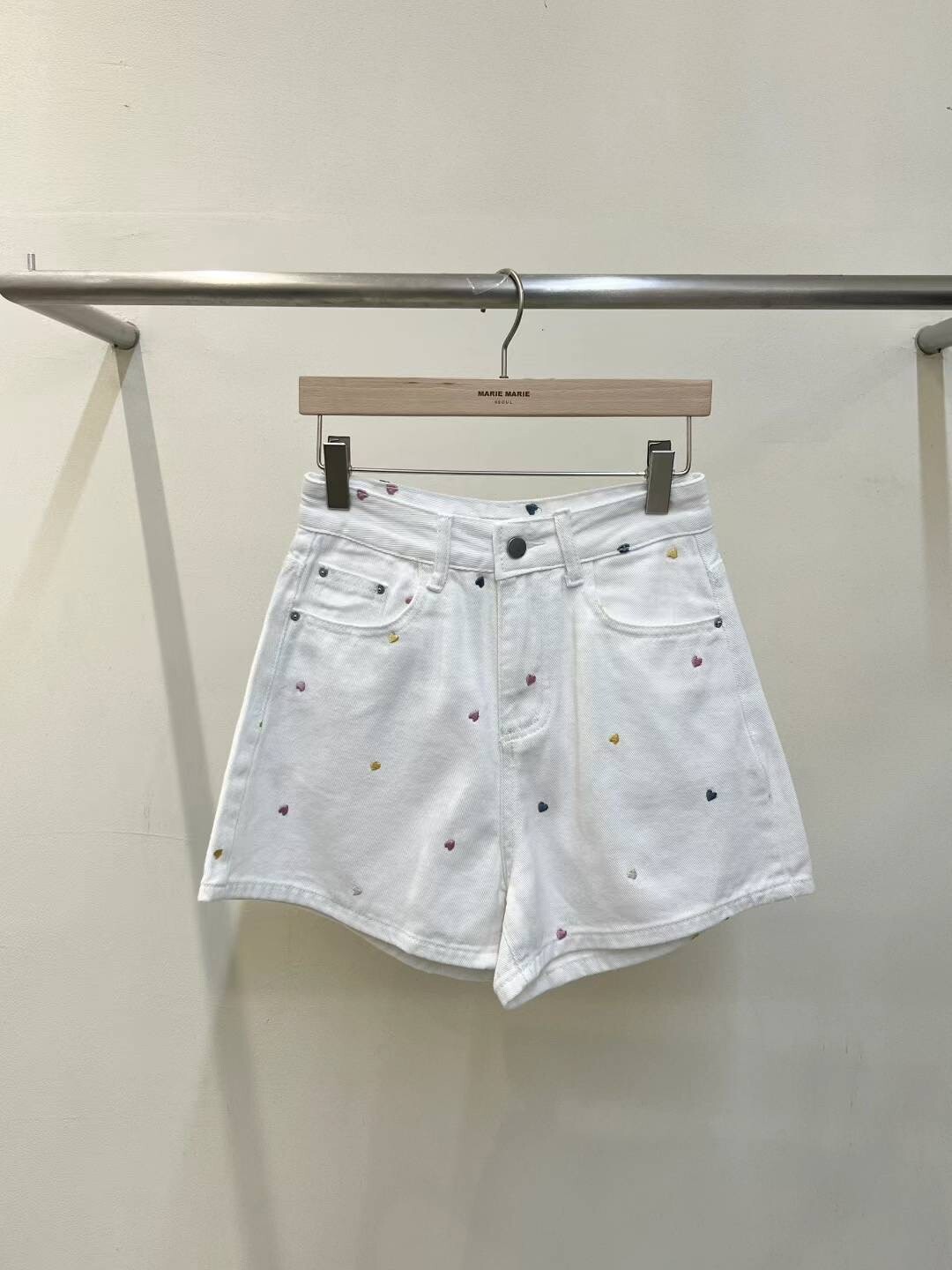 愛心刺繡高腰牛仔短褲