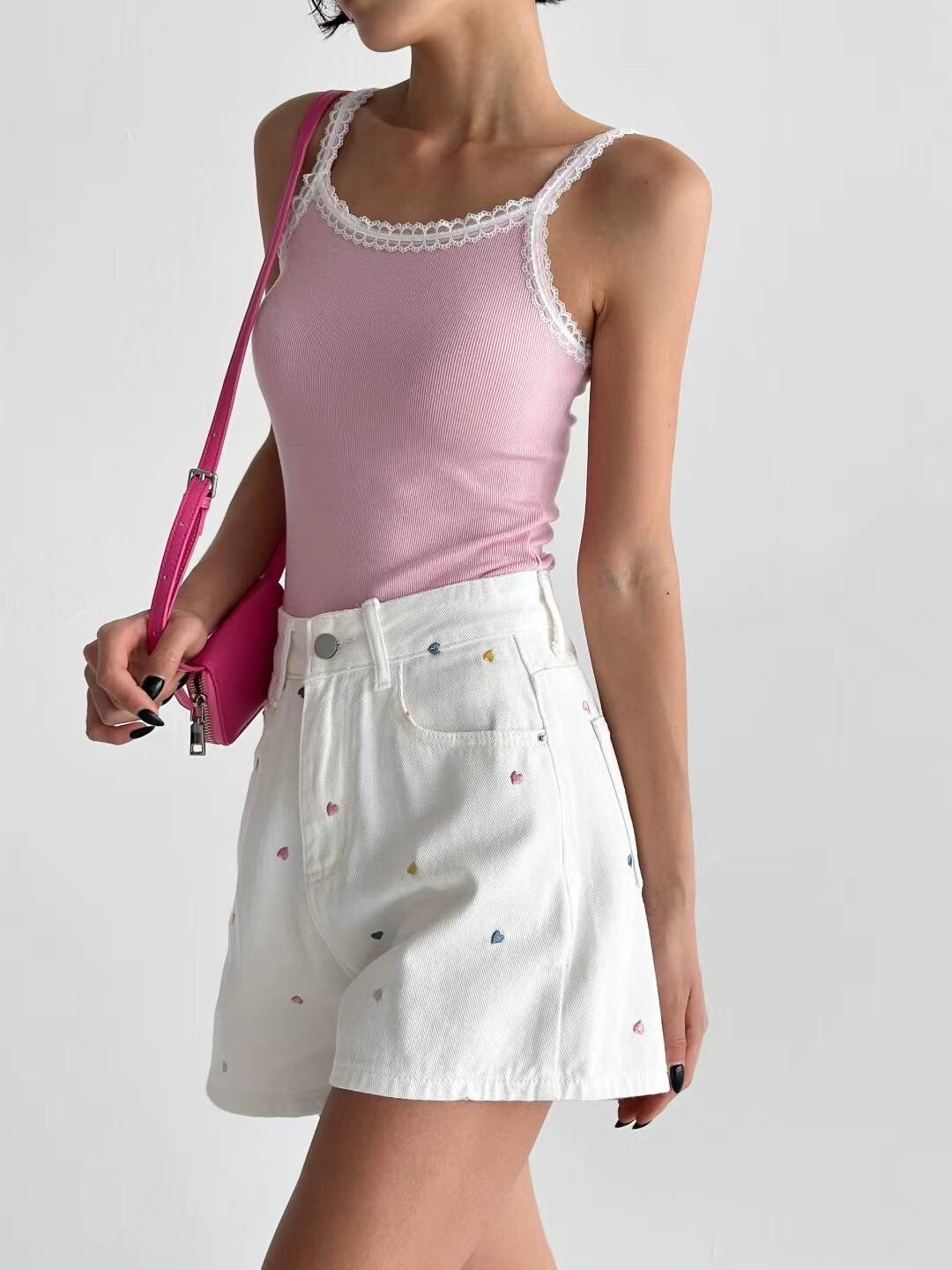 愛心刺繡高腰牛仔短褲