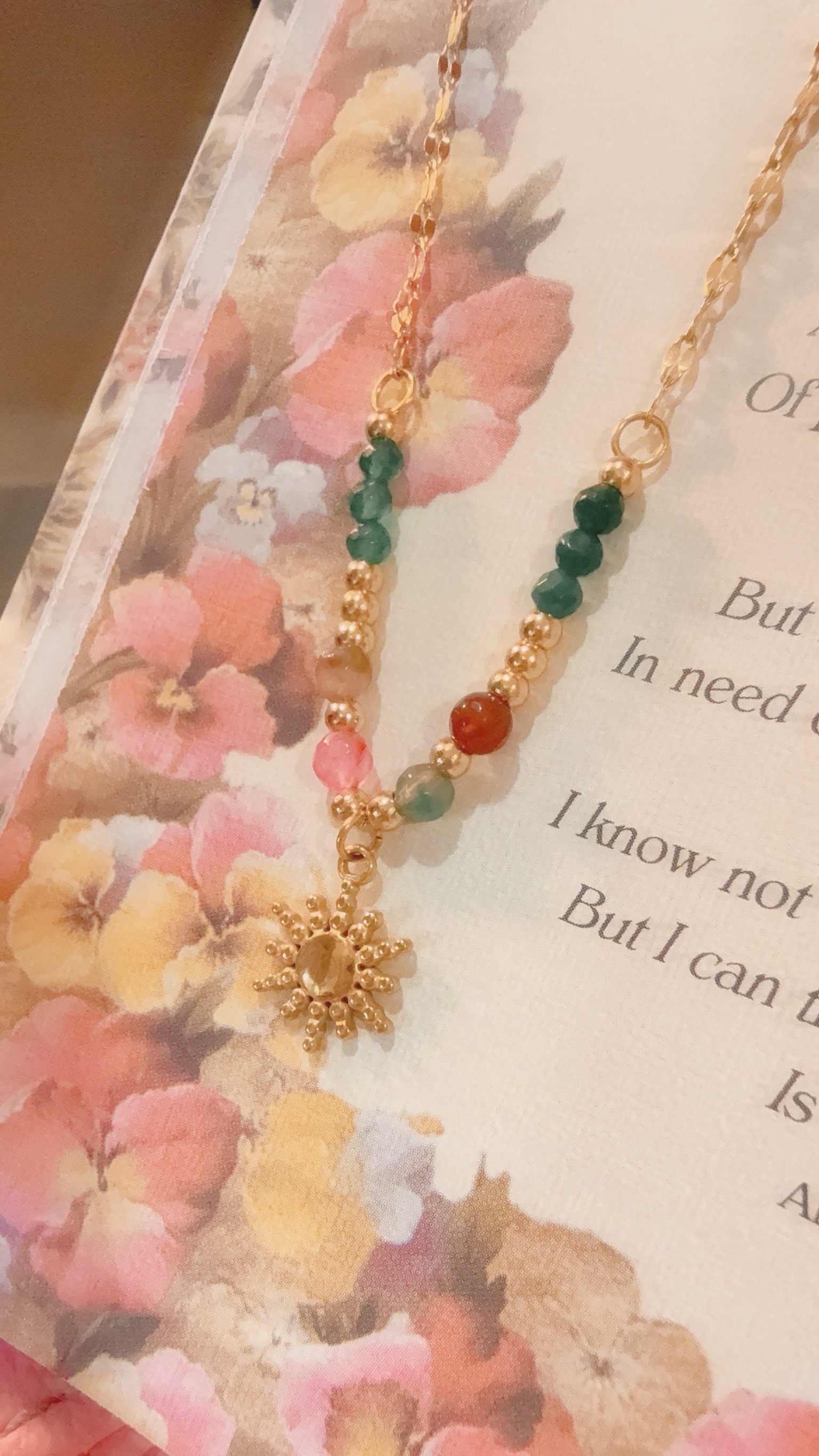 做自己的太陽,你就能當別的人的光 Soleil是法文裡的太陽,有溫柔的力量之意🌞 項鍊上有不同的彩石,記錄著我們每一個曾經流淚後而勇敢的瞬間🪁 粉色的柔軟,提醒自己可以脆弱 綠色是堅定,在迷路時依然勇敢向前走 橘紅色的熱情,在平凡日子裡有熱愛的事情 還有灰色的不完美與淺咖的溫暖,都是我們一路上的養分🌱 𝑺𝒐𝒍𝒆𝒊𝒍 𝑷𝒓𝒐𝒎𝒊𝒔𝒆是一份送給自己的約定 承諾用這顆金色太陽,記得心裡那份熠熠閃亮的勇氣☀️ 這顆小小的陽光送給正在努力的自己,或他 陪你/他,向暖而行🌷 - - - - - ■ N46 Soleil Promise necklace - 316L ౨ৎ 𝙞𝙣𝙛𝙤. ౨ৎ ⟡ 材質:𝟥𝟣𝟨𝖫醫療鋼 ⟡ 顏色:金色 ⟡ 商品尺寸:項鍊鍊長 𝟦𝟢 ㎝ + 延長鏈 𝟧 ㎝ ㅣ手工測量ㅣ誤差± 𝟤 ㎝