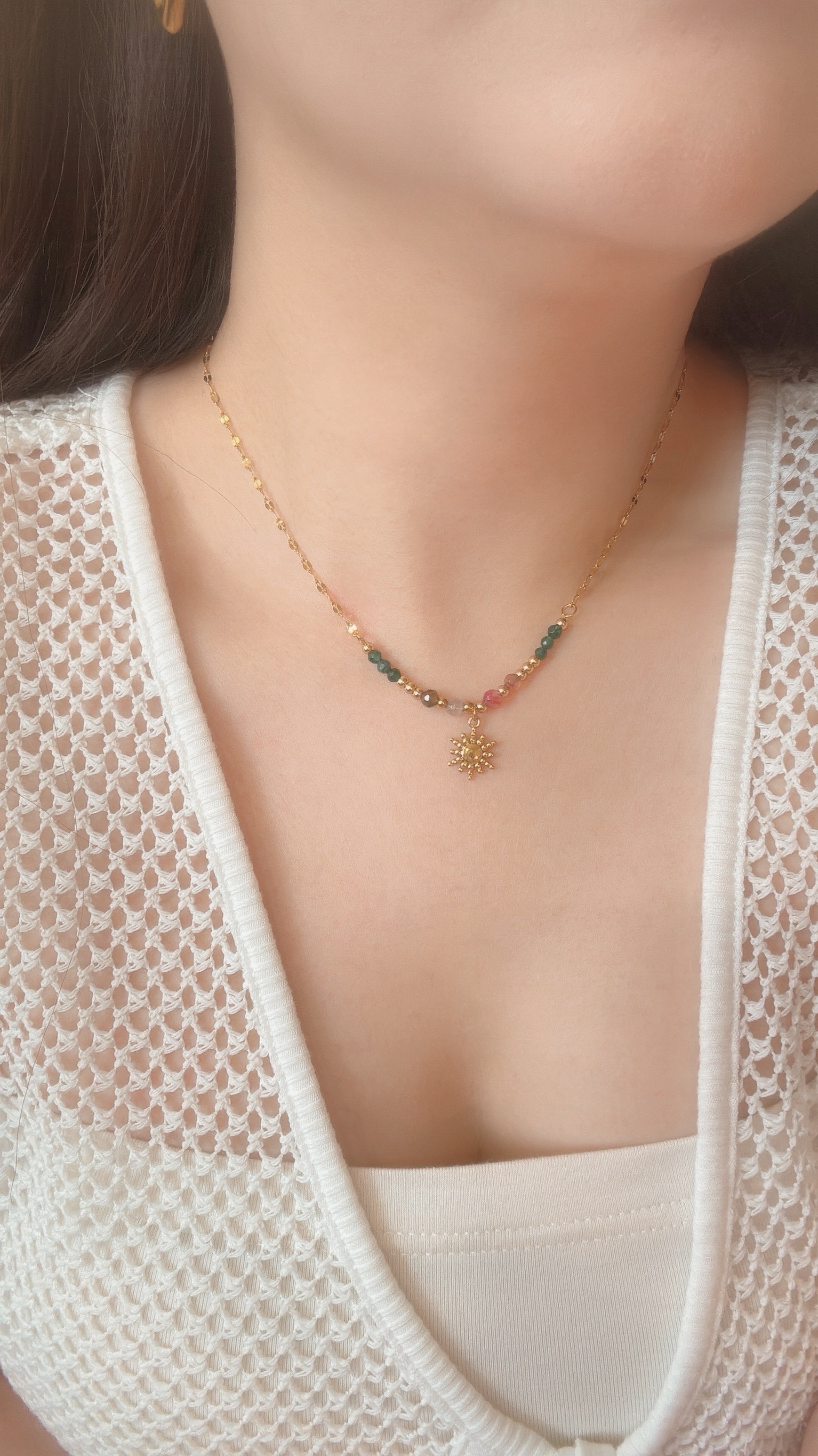 做自己的太陽,你就能當別的人的光 Soleil是法文裡的太陽,有溫柔的力量之意🌞 項鍊上有不同的彩石,記錄著我們每一個曾經流淚後而勇敢的瞬間🪁 粉色的柔軟,提醒自己可以脆弱 綠色是堅定,在迷路時依然勇敢向前走 橘紅色的熱情,在平凡日子裡有熱愛的事情 還有灰色的不完美與淺咖的溫暖,都是我們一路上的養分🌱 𝑺𝒐𝒍𝒆𝒊𝒍 𝑷𝒓𝒐𝒎𝒊𝒔𝒆是一份送給自己的約定 承諾用這顆金色太陽,記得心裡那份熠熠閃亮的勇氣☀️ 這顆小小的陽光送給正在努力的自己,或他 陪你/他,向暖而行🌷 - - - - - ■ N46 Soleil Promise necklace - 316L ౨ৎ 𝙞𝙣𝙛𝙤. ౨ৎ ⟡ 材質:𝟥𝟣𝟨𝖫醫療鋼 ⟡ 顏色:金色 ⟡ 商品尺寸:項鍊鍊長 𝟦𝟢 ㎝ + 延長鏈 𝟧 ㎝ ㅣ手工測量ㅣ誤差± 𝟤 ㎝